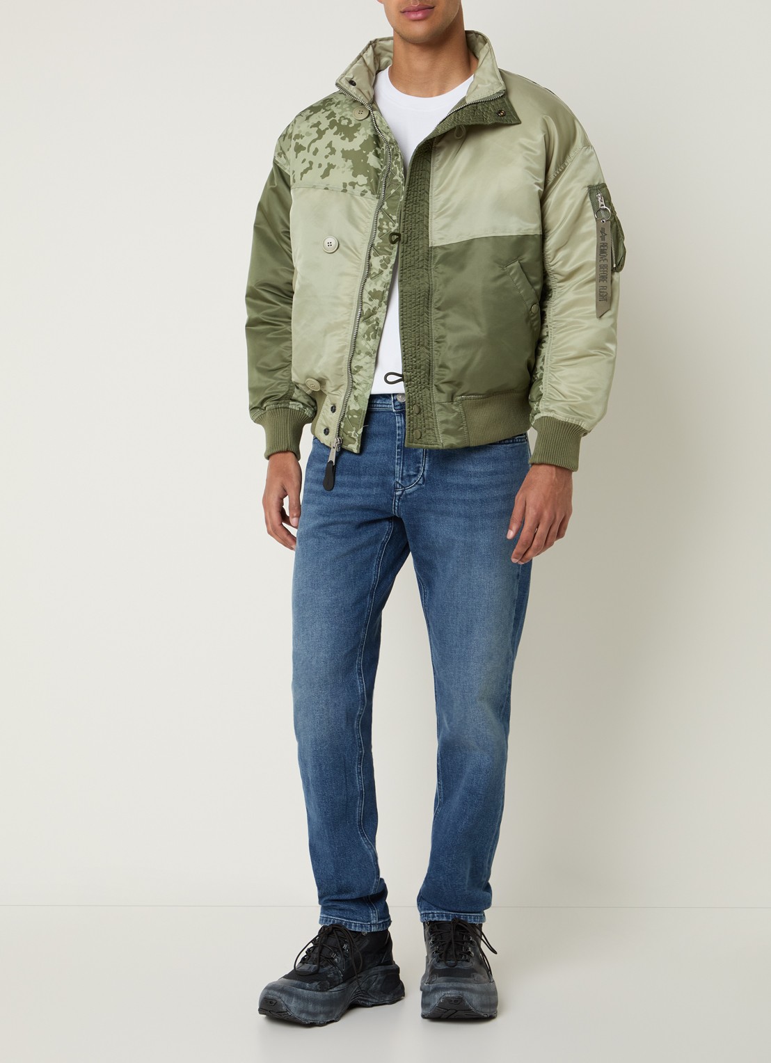 Alpha Industries N-2B gewatteerd bomberjack met opstaande kraag en print - voorkant 3 legergroen