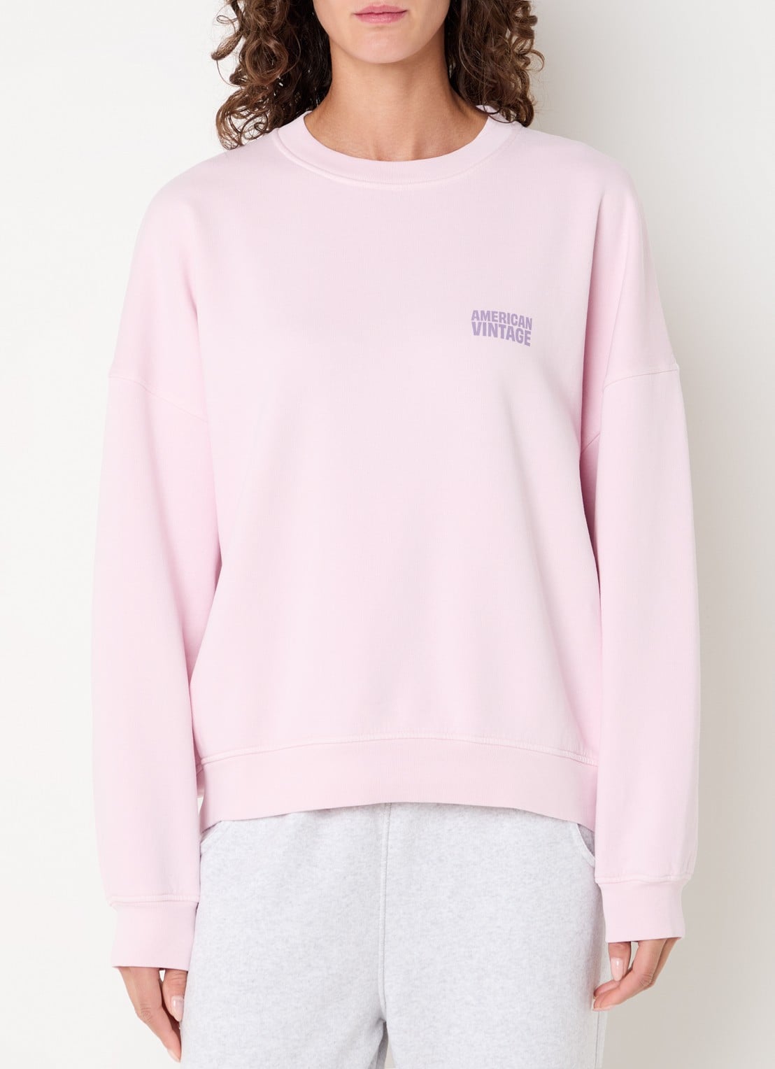 American Vintage Plizzy sweater met logo - detail roze