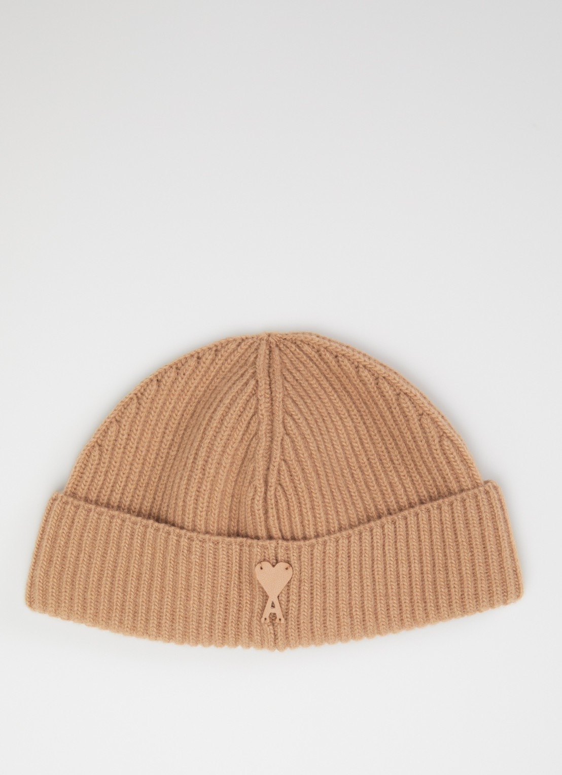 AMI Paris Ami De Coeur ribgebreide muts van merino wol - voorkant camel