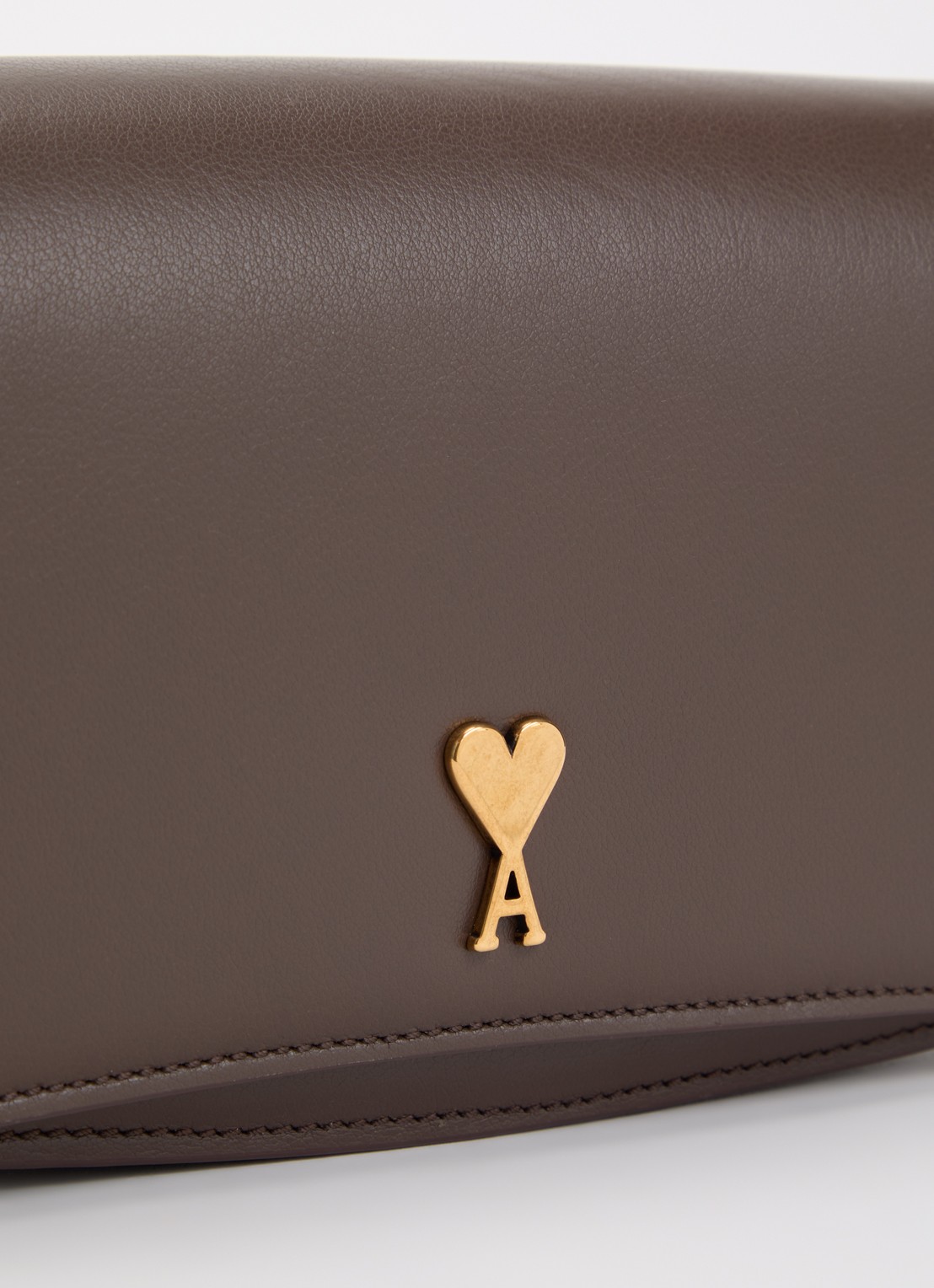 AMI Paris Crossbodytas van leer met verstelbare schouderriem - detail 4 hazelnootbruin
