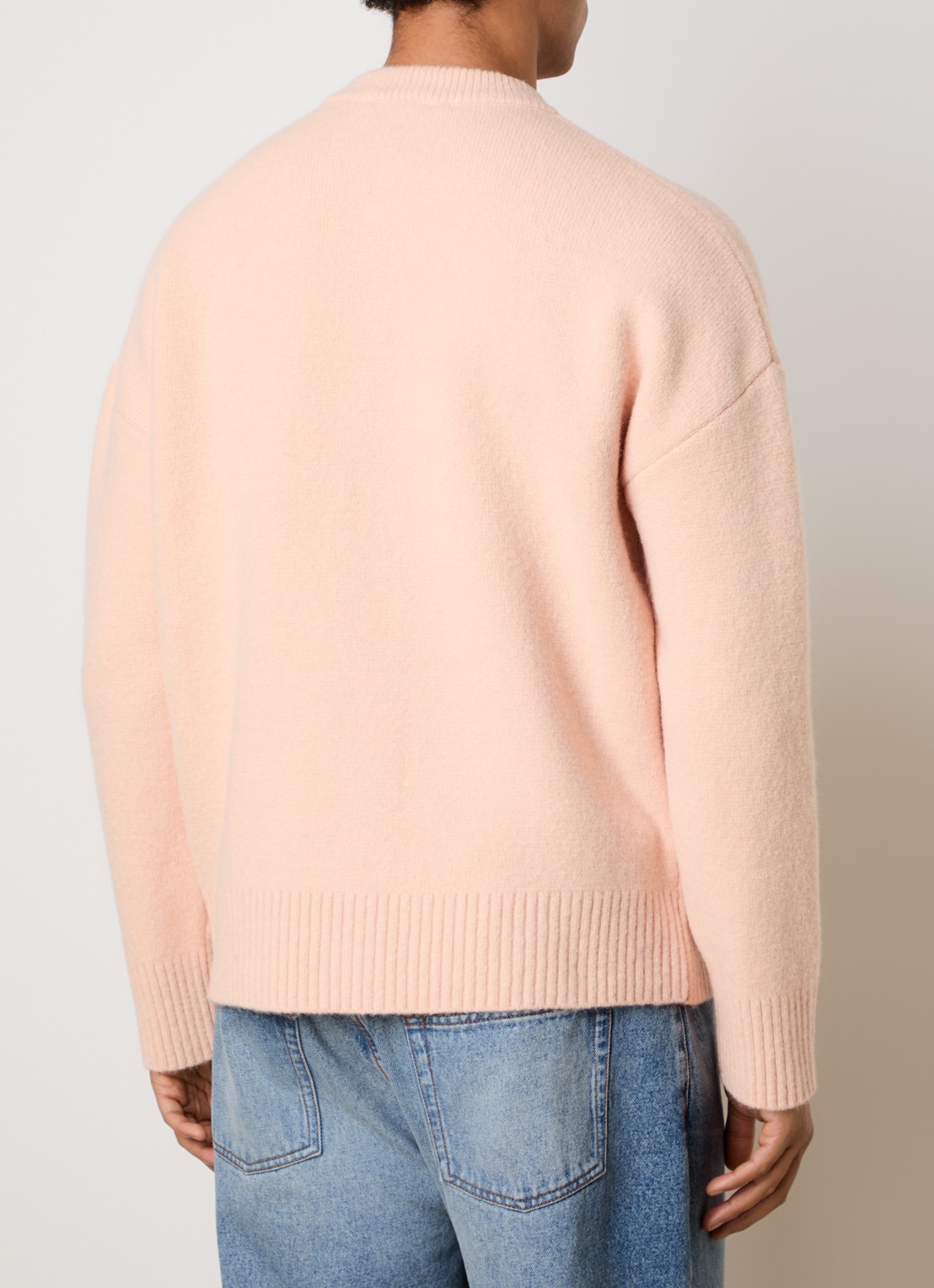 AMI Paris Fijngebreid vest in alpaca wolblend met ingebreid logo - achterkant 5 zalmroze