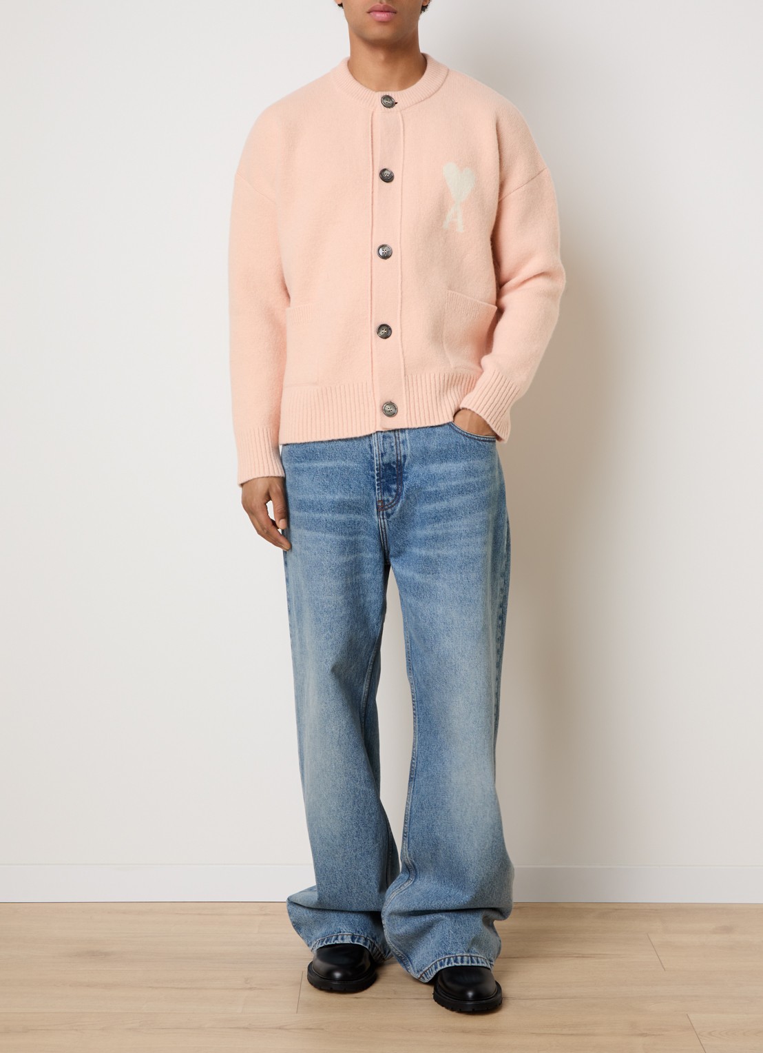 AMI Paris Fijngebreid vest in alpaca wolblend met ingebreid logo - voorkant 2 zalmroze