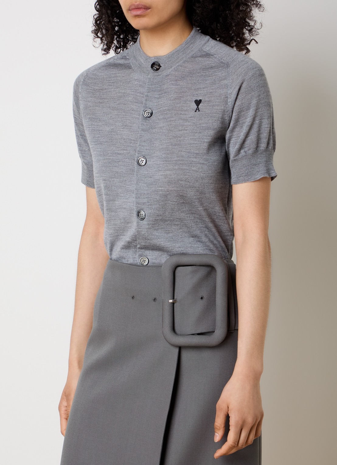 AMI Paris Fijngebreid vest van merino wol met logo - detail 2 middengrijs