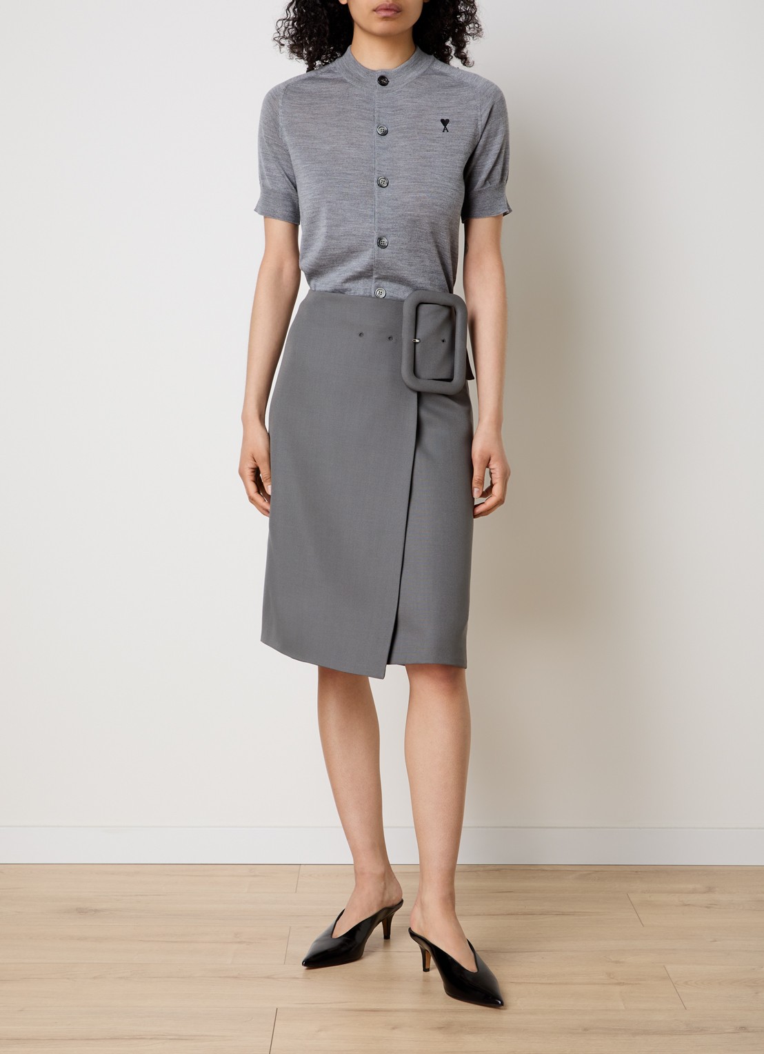 AMI Paris Fijngebreid vest van merino wol met logo - voorkant 5 middengrijs