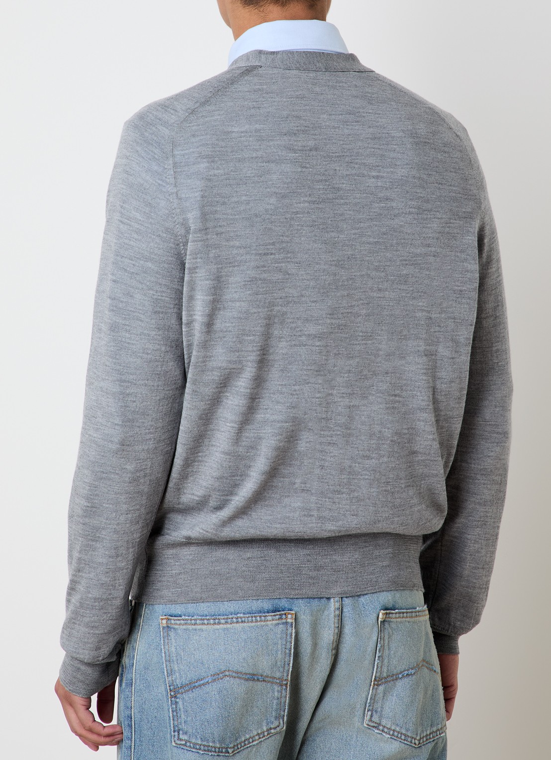 AMI Paris Fijngebreid vest van merino wol met logoborduring - achterkant grijsmele