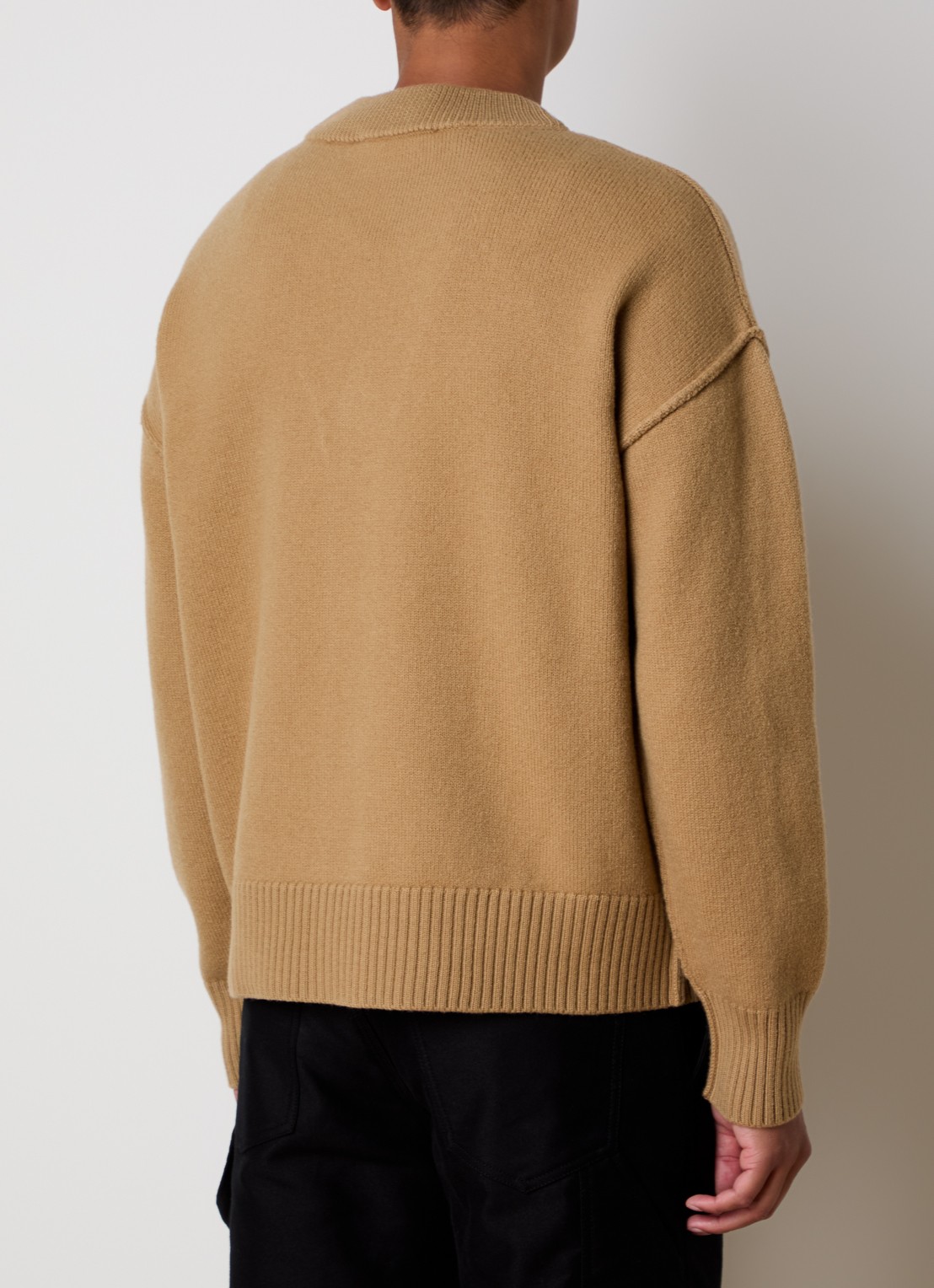 AMI Paris Fijngebreid vest van scheerwol met logo - achterkant 5 camel