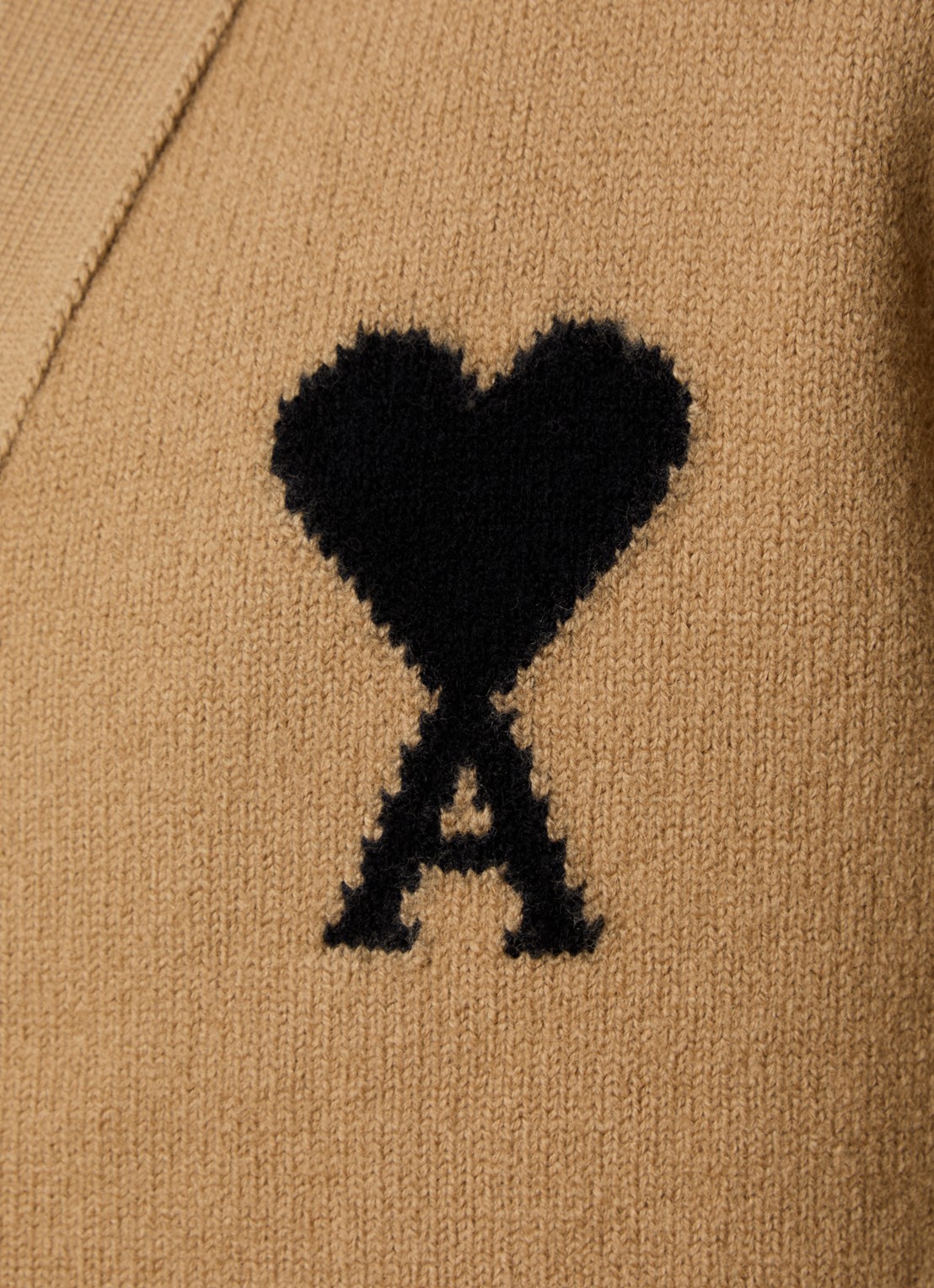 AMI Paris Fijngebreid vest van scheerwol met logo - detail 2 camel