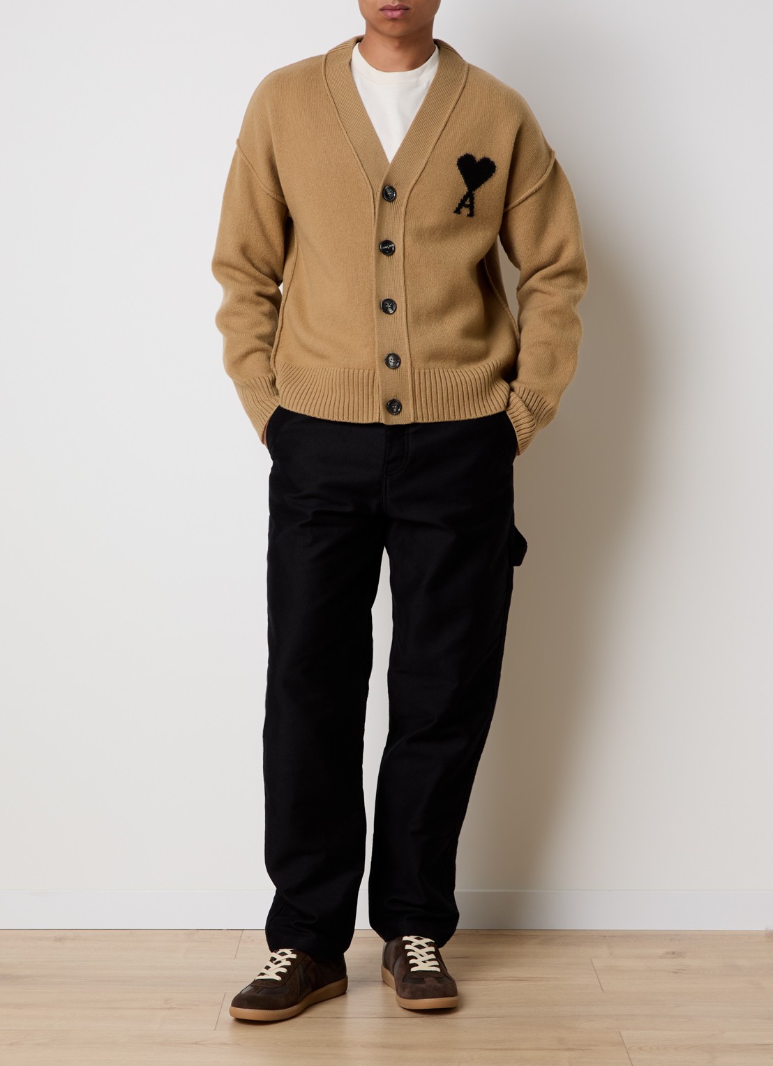 AMI Paris Fijngebreid vest van scheerwol met logo - voorkant 4 camel
