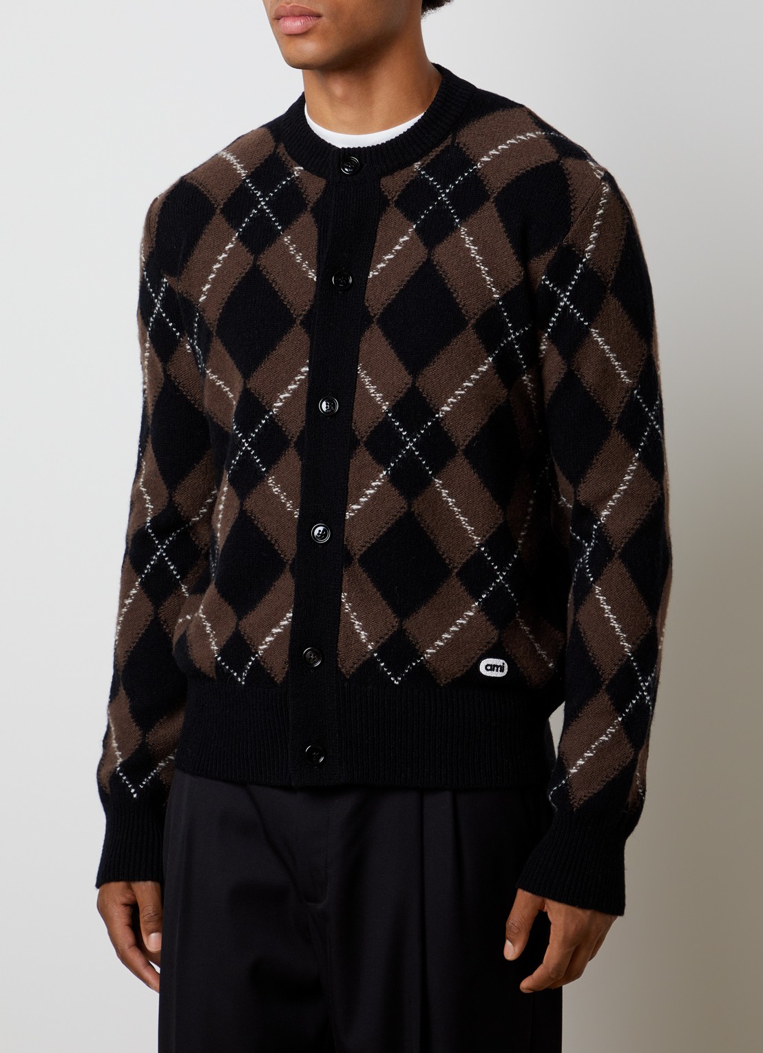 AMI Paris Fijngebreid vest van wol met ingebreid patroon - detail bruin