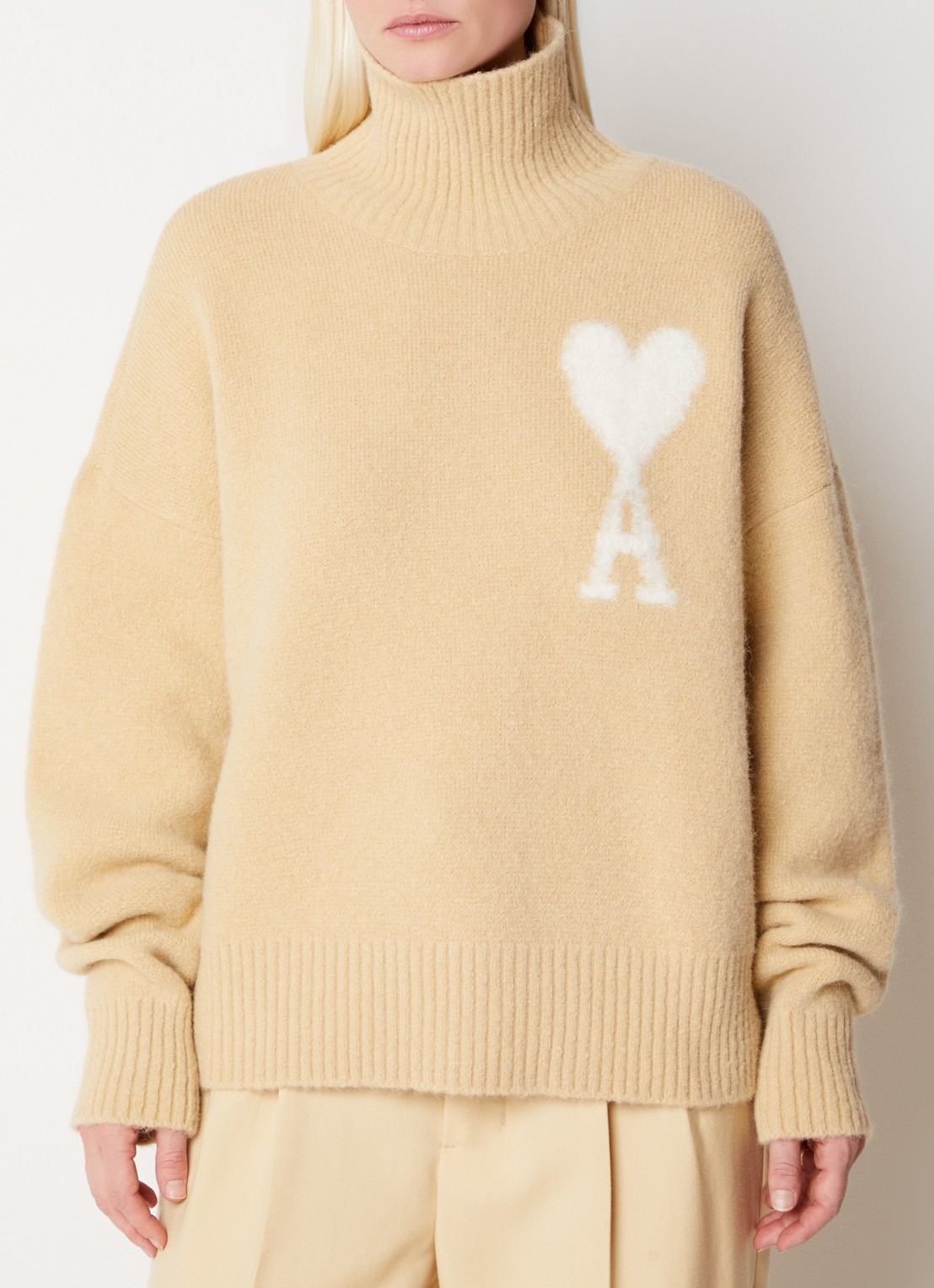AMI Paris Fijngebreide coltrui in alpaca wolblend met ingebreid logo - detail beige