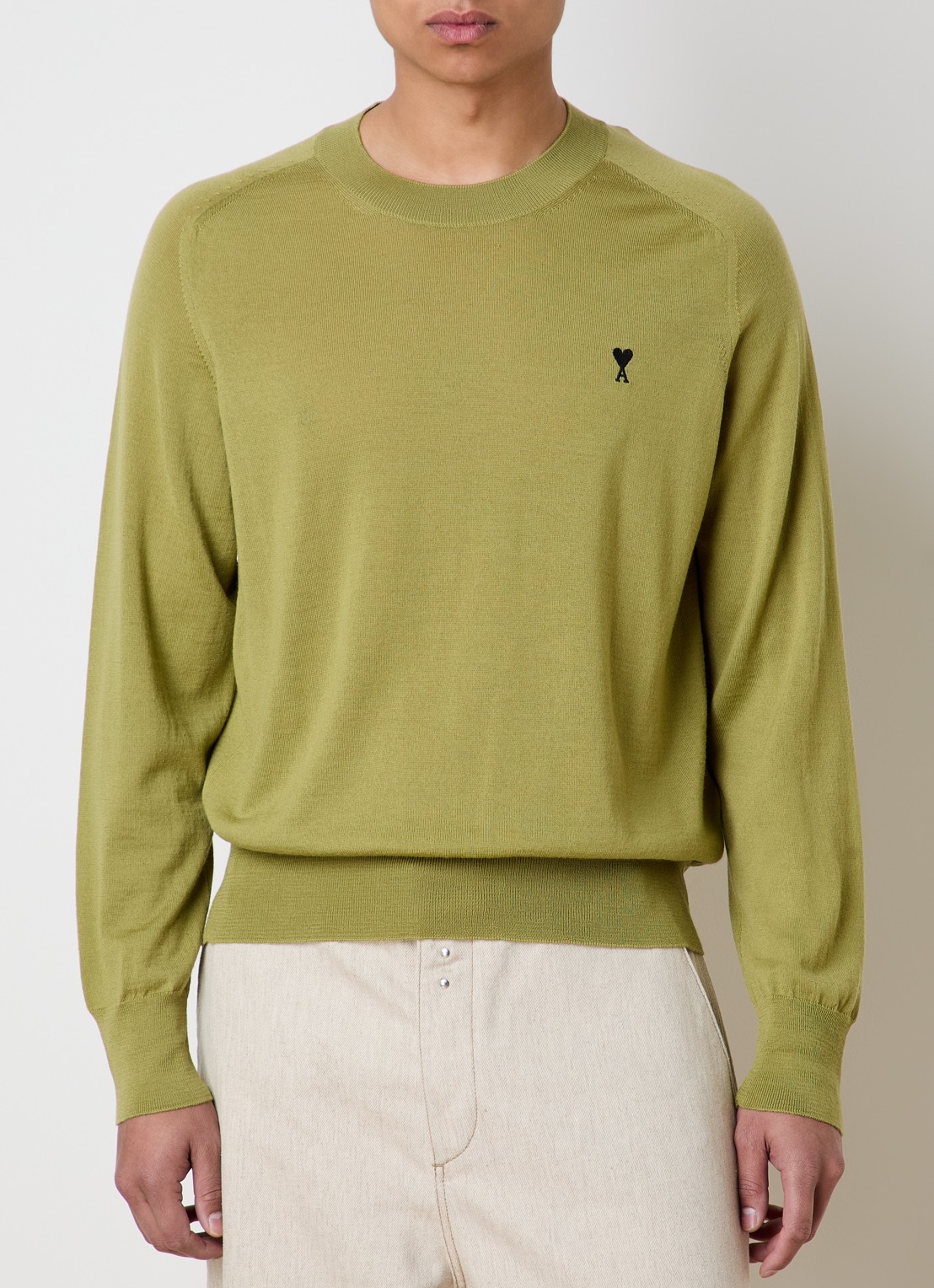 AMI Paris Fijngebreide pullover van merino wol met logoborduring - detail mosgroen