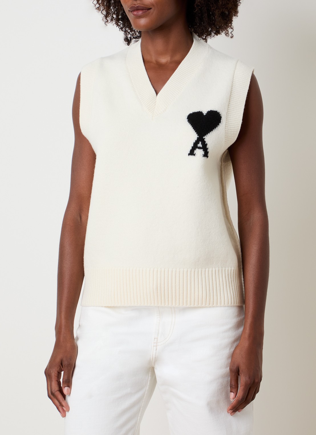 AMI Paris Fijngebreide spencer van wol met logo - detail 3 creme