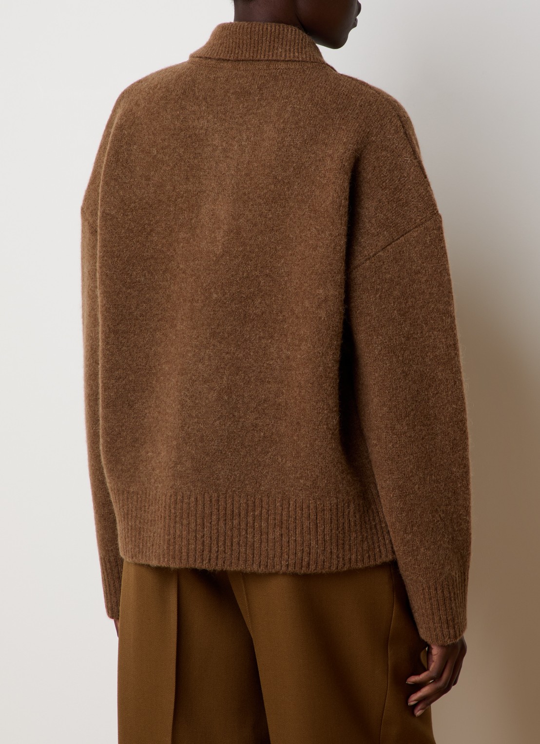 AMI Paris Fijngebreide trui in alpaca wolblend met logo - achterkant bruin