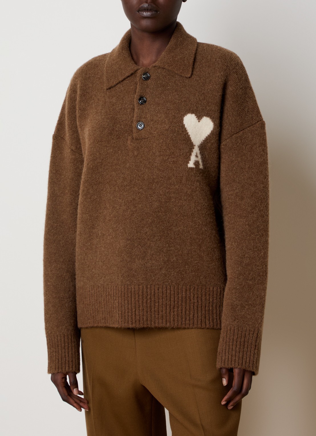 AMI Paris Fijngebreide trui in alpaca wolblend met logo - detail 2 bruin