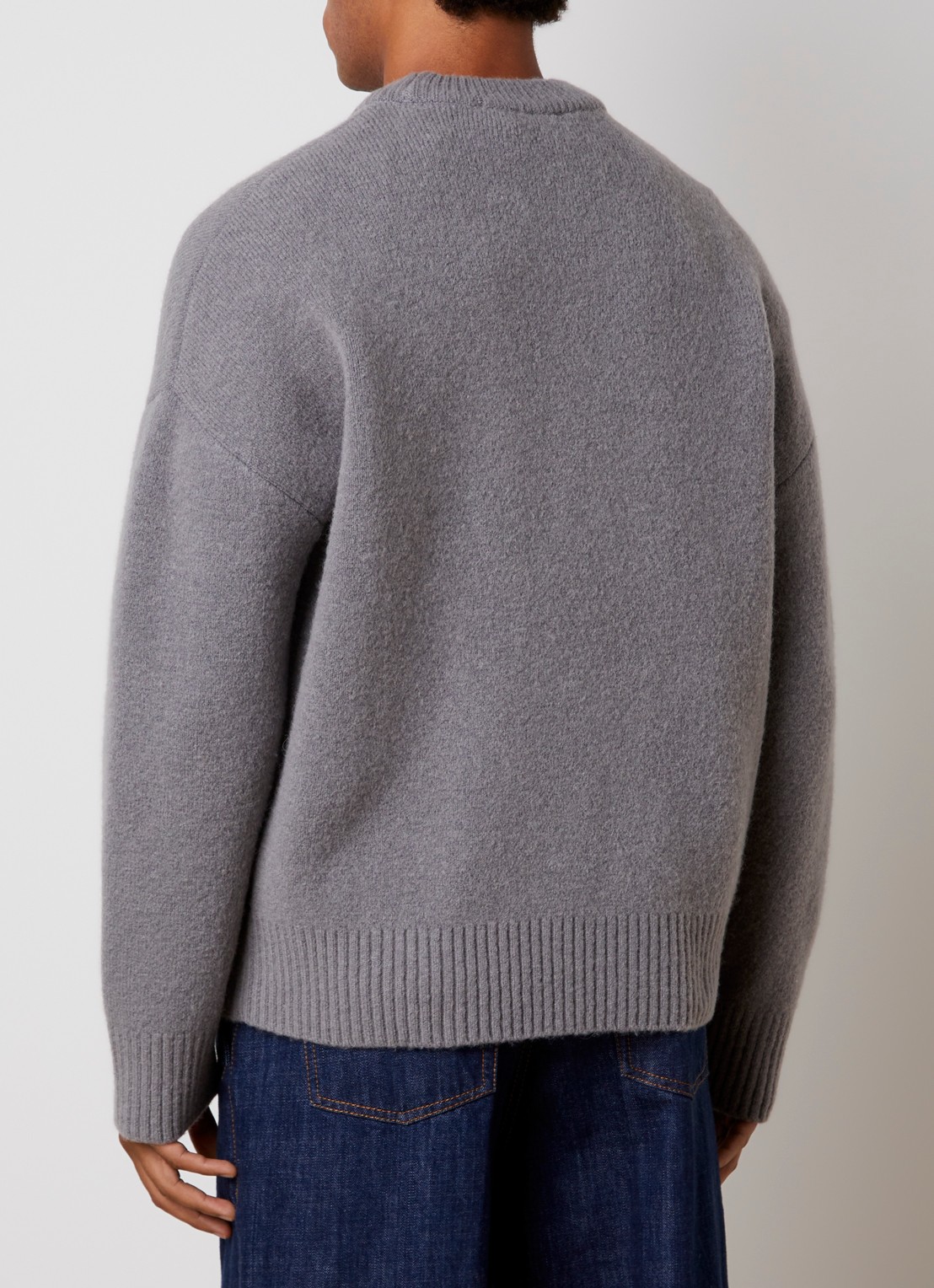 AMI Paris Fijngebreide trui in alpaca wolblend met logoprint - achterkant 5 grijs