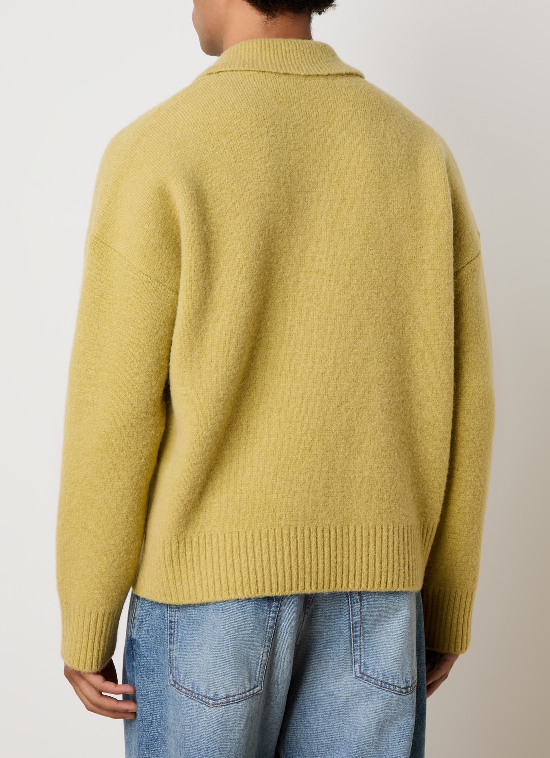 AMI Paris Fijngebreide trui in alpaca wolblend met polokraag en ingebreid logo - achterkant 3 geel
