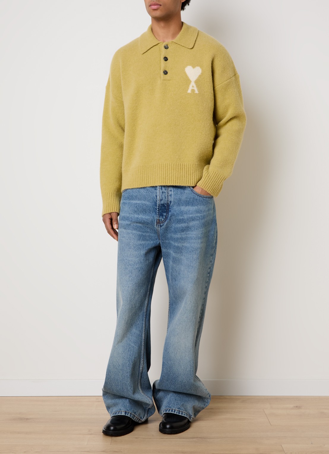 AMI Paris Fijngebreide trui in alpaca wolblend met polokraag en ingebreid logo - voorkant 2 geel