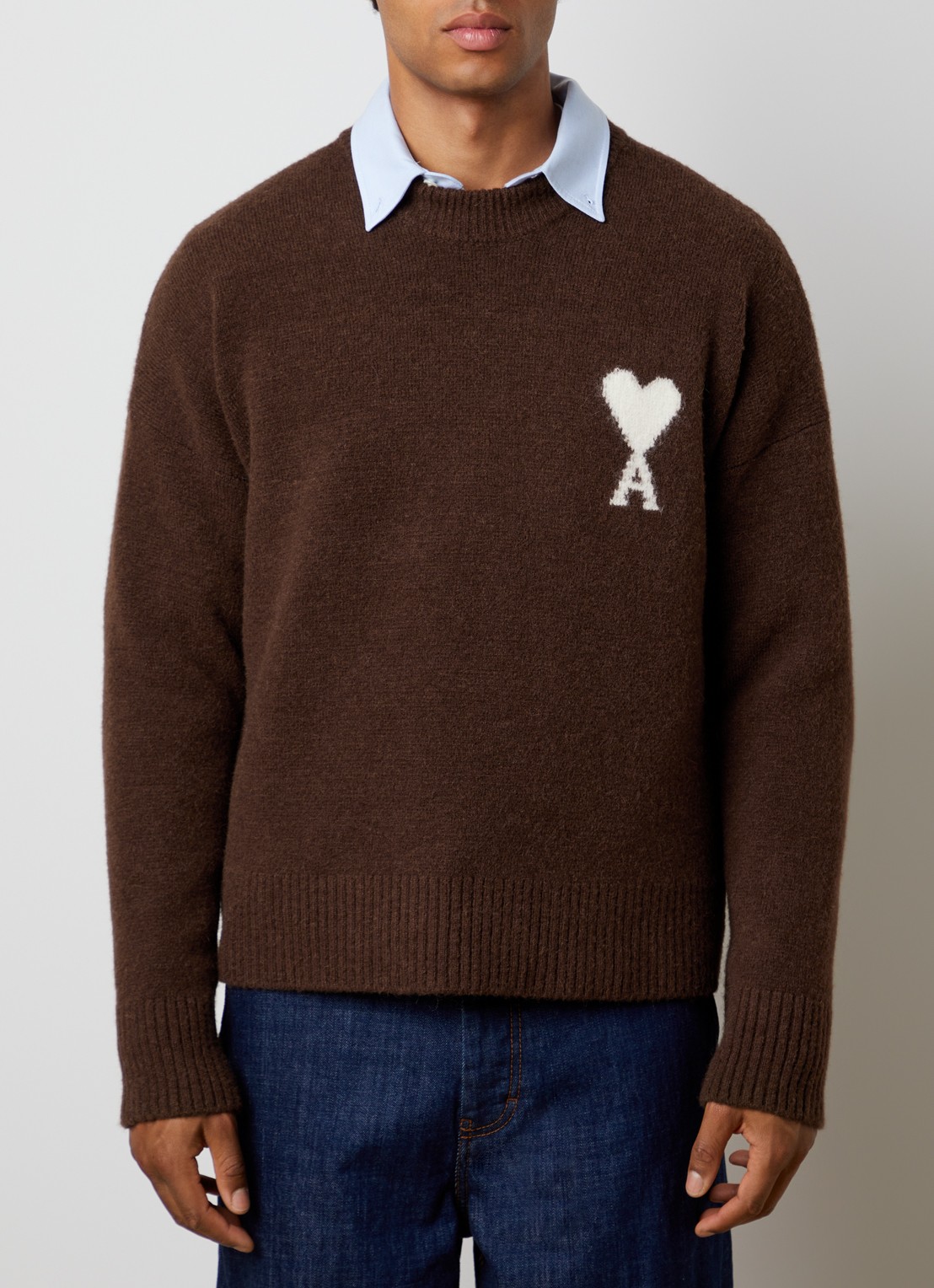 AMI Paris Fijngebreide trui van wol met logoprint - detail hazelnootbruin