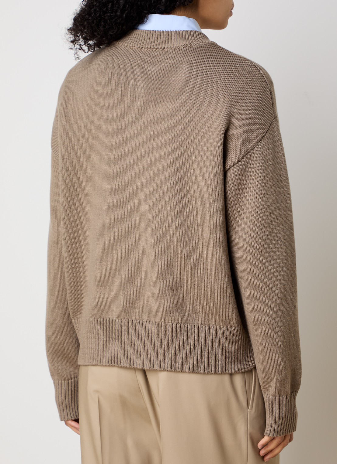 AMI Paris Grofgebreid vest in wolblend met ingebreid logo - achterkant zand