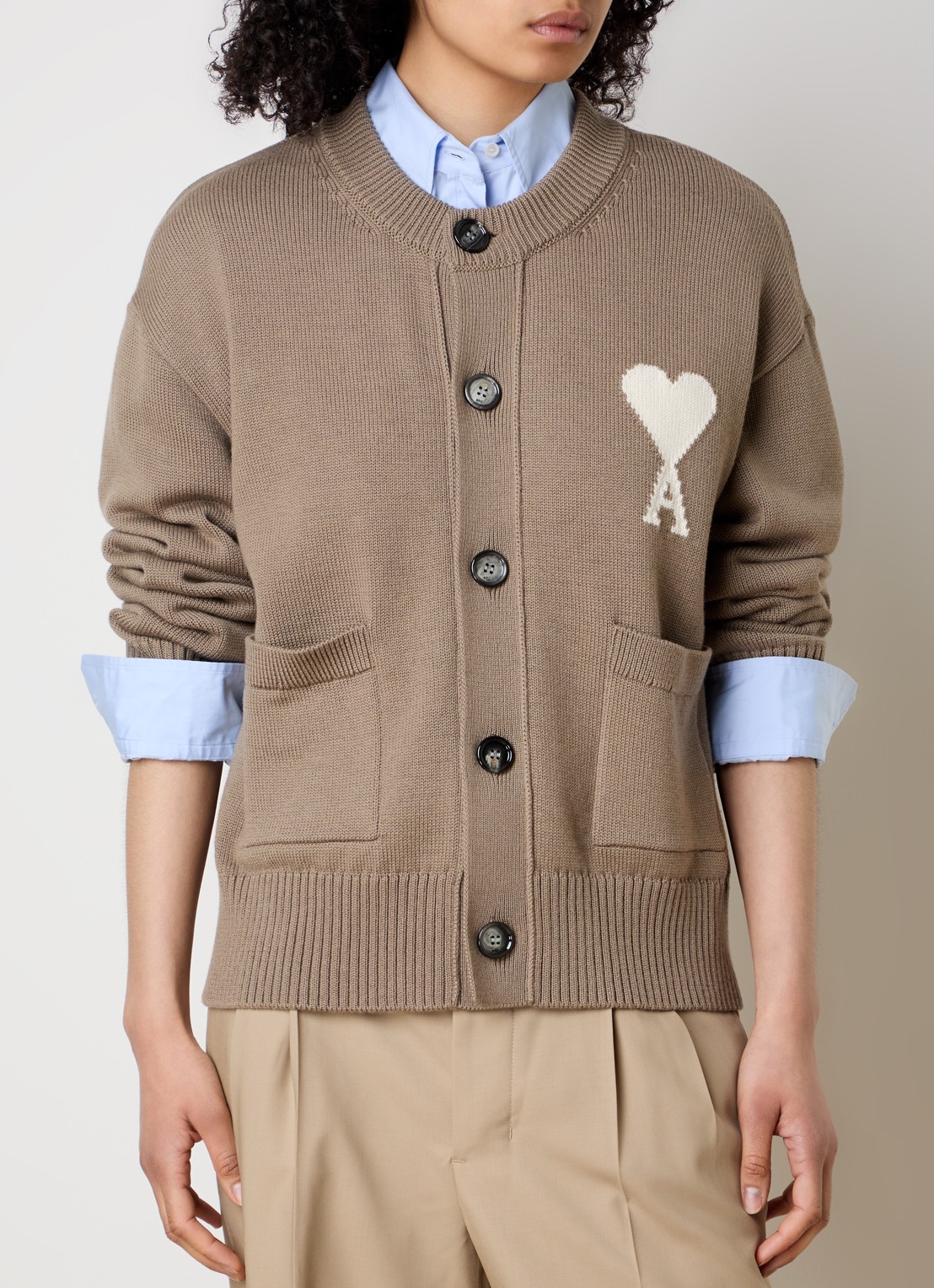 AMI Paris Grofgebreid vest in wolblend met ingebreid logo - detail 2 zand