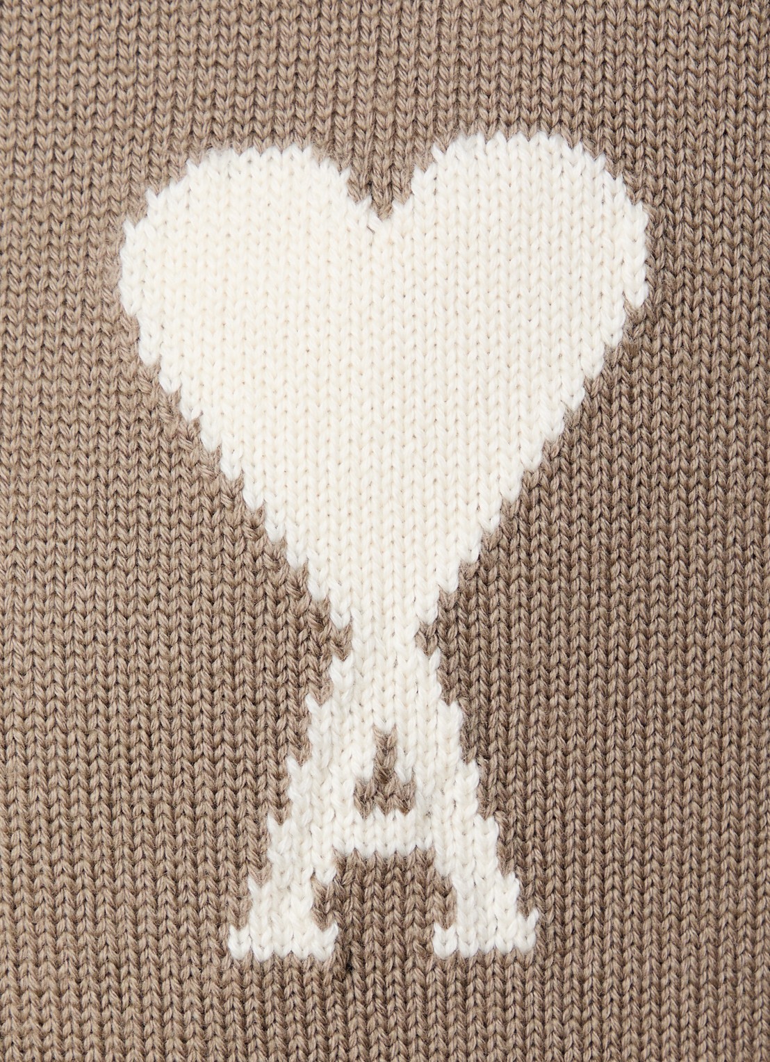 AMI Paris Grofgebreid vest in wolblend met ingebreid logo - detail 3 zand