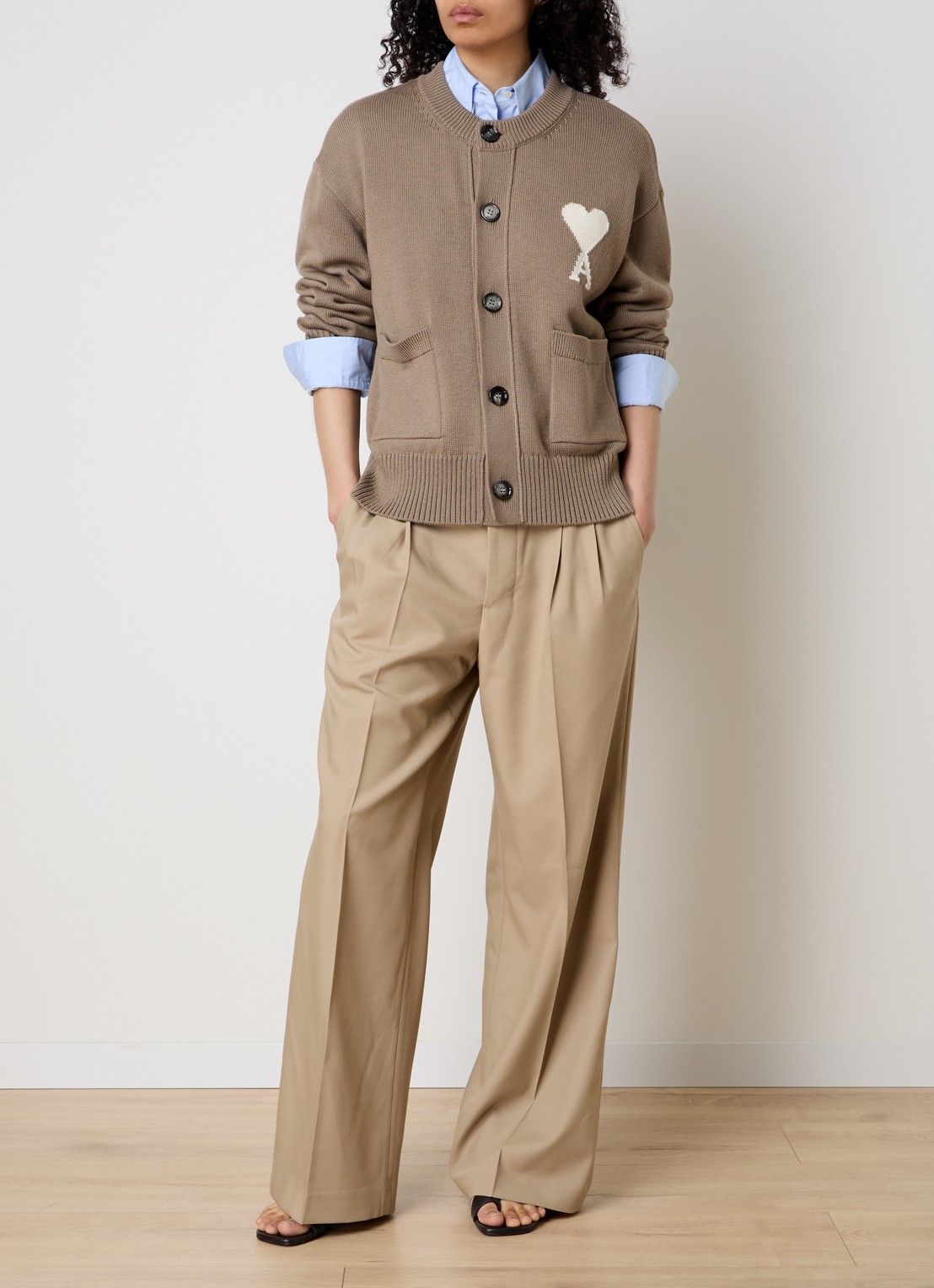 AMI Paris Grofgebreid vest in wolblend met ingebreid logo - voorkant 5 zand
