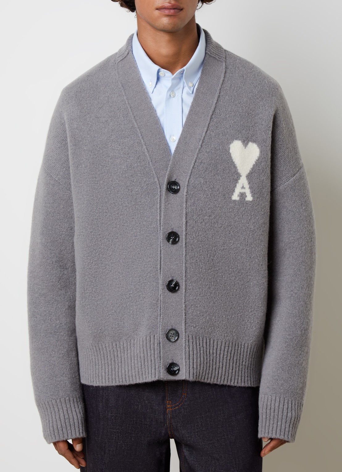 AMI Paris Grofgebreid vest in wolblend met logo - detail 4 grijs