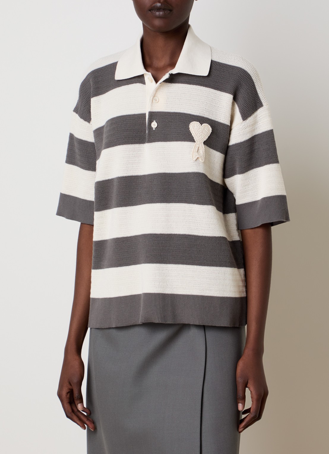 AMI Paris Grofgebreide polo met streepprint en logo - detail 2 grijs