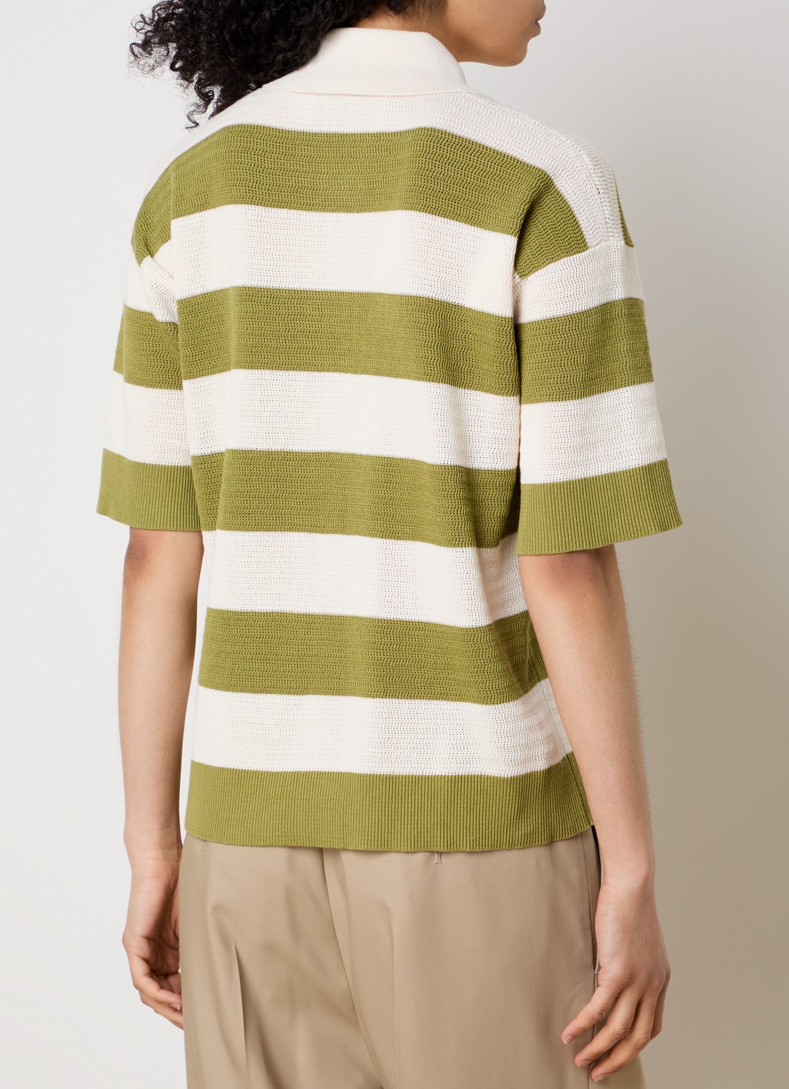 AMI Paris Grofgebreide polo met streepprint en logo - achterkant mosgroen
