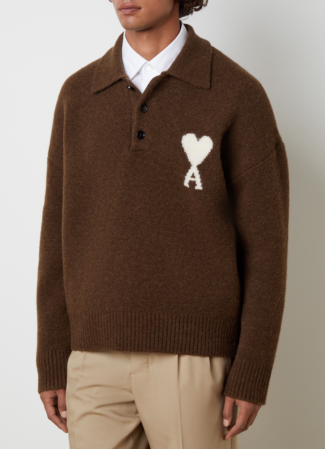 AMI Paris Grofgebreide pullover in wolblend met logo - detail 3 bruin