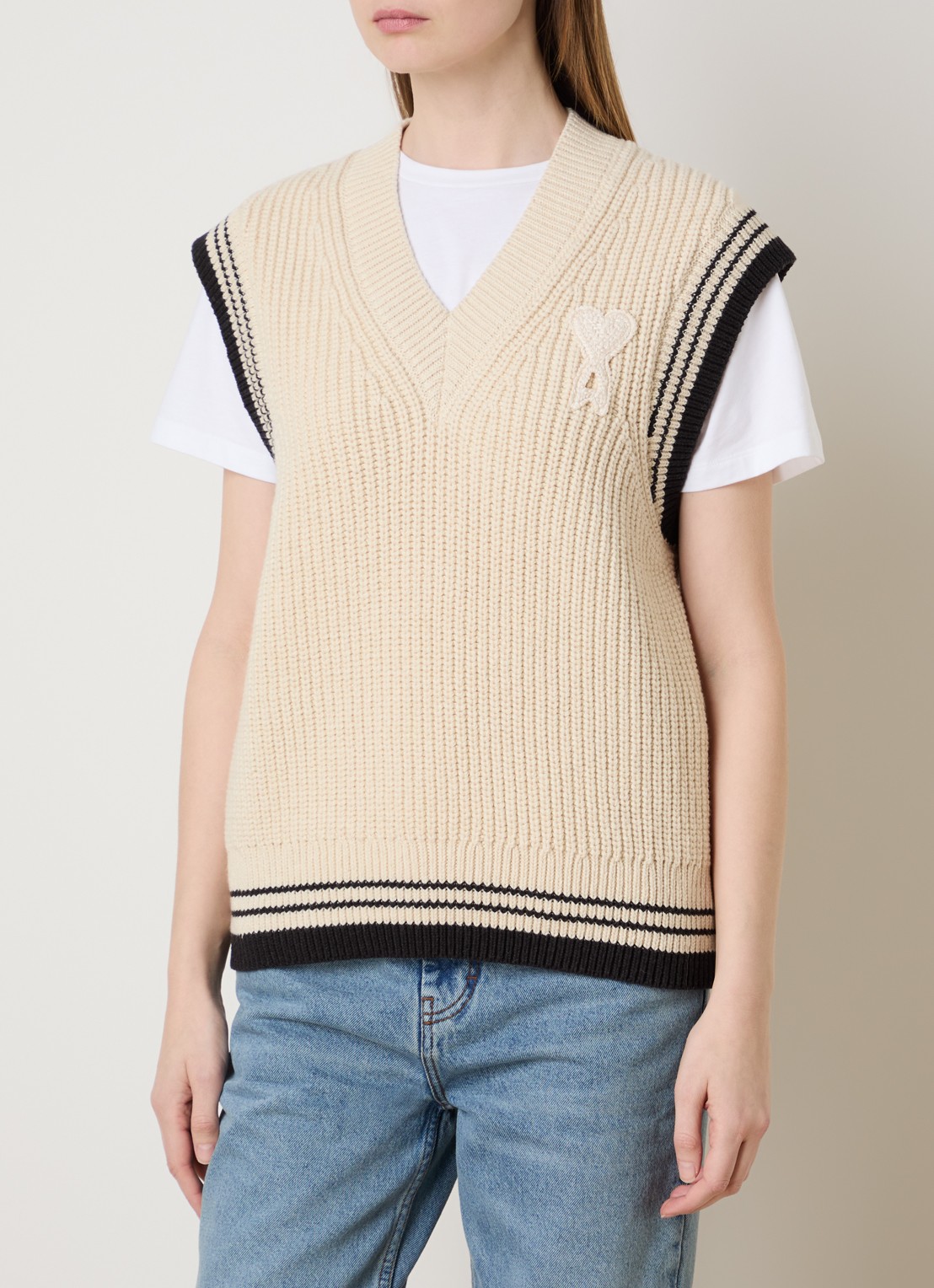 AMI Paris Grofgebreide spencer in wolblend met logo - detail 2 beige