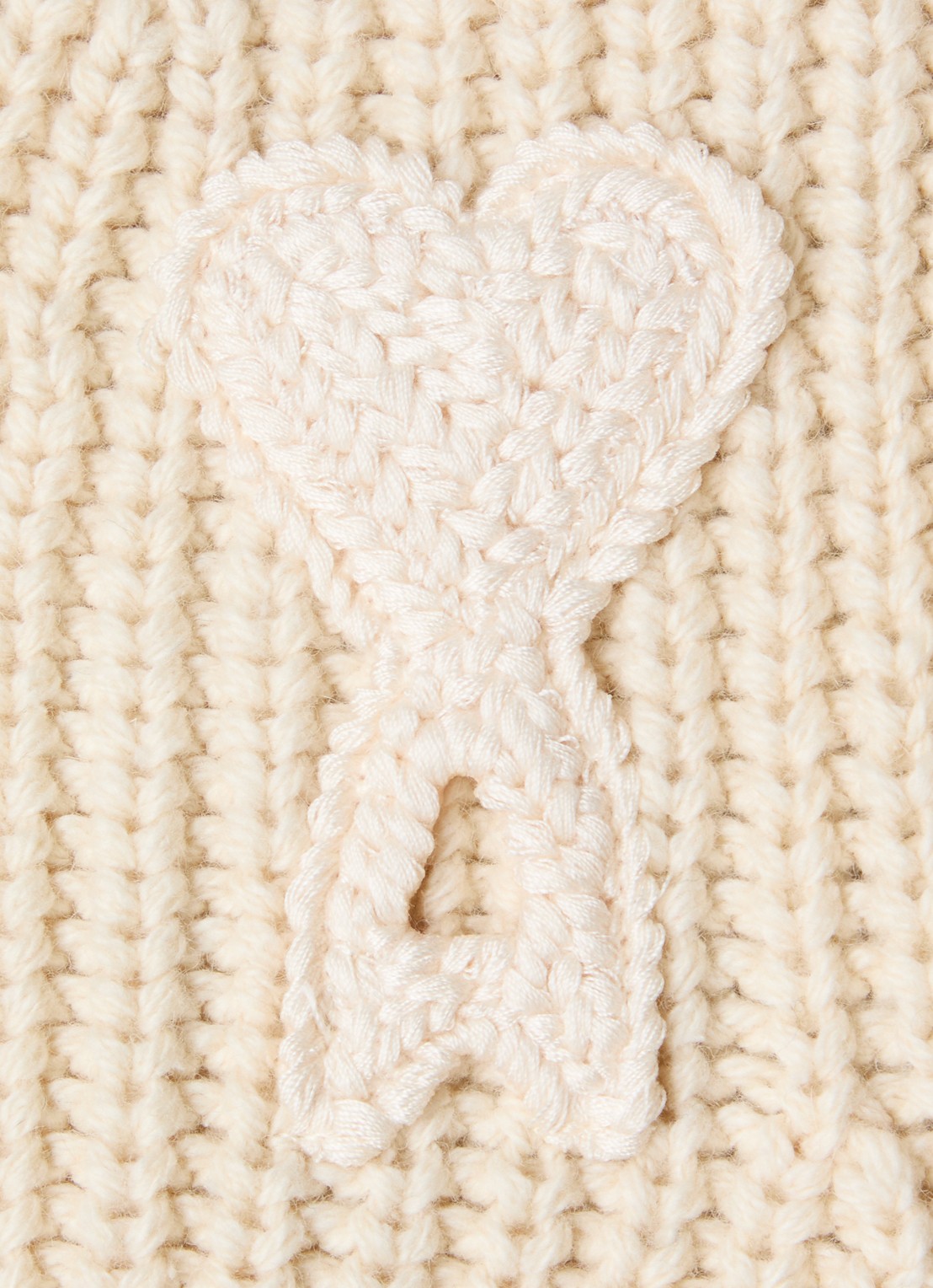 AMI Paris Grofgebreide spencer in wolblend met logo - detail 3 beige