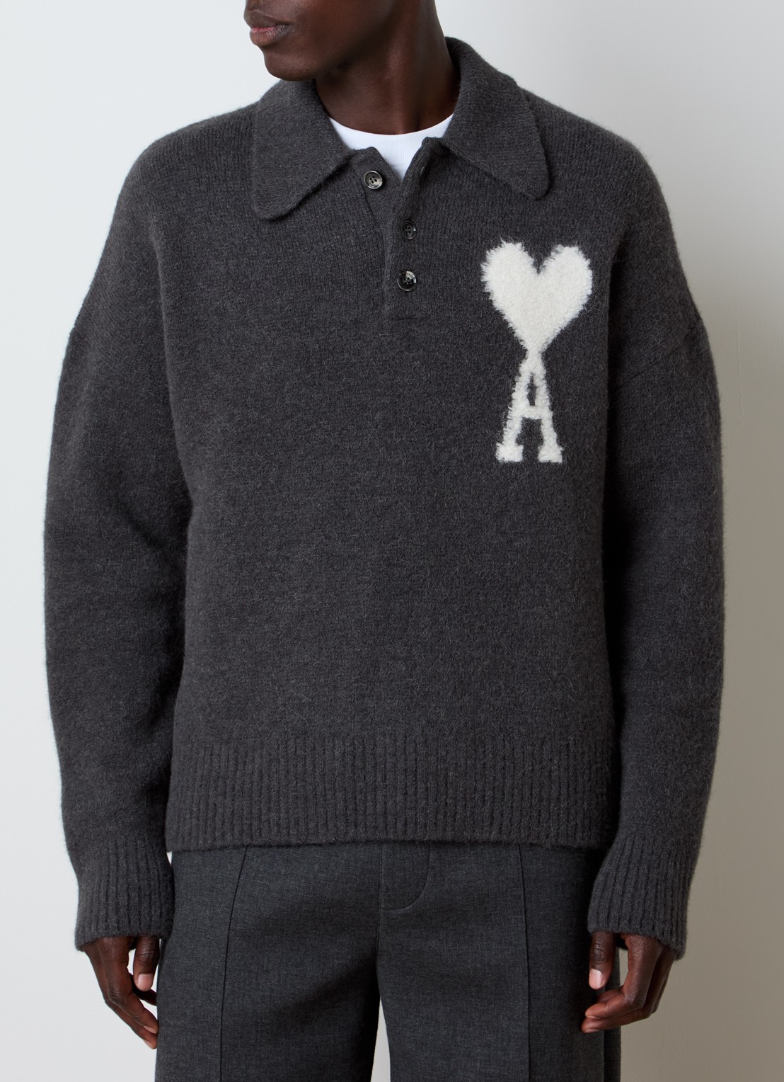 AMI Paris Grofgebreide trui in alpaca wolblend met polokraag en ingebreid logo - detail 4 donkergrijs