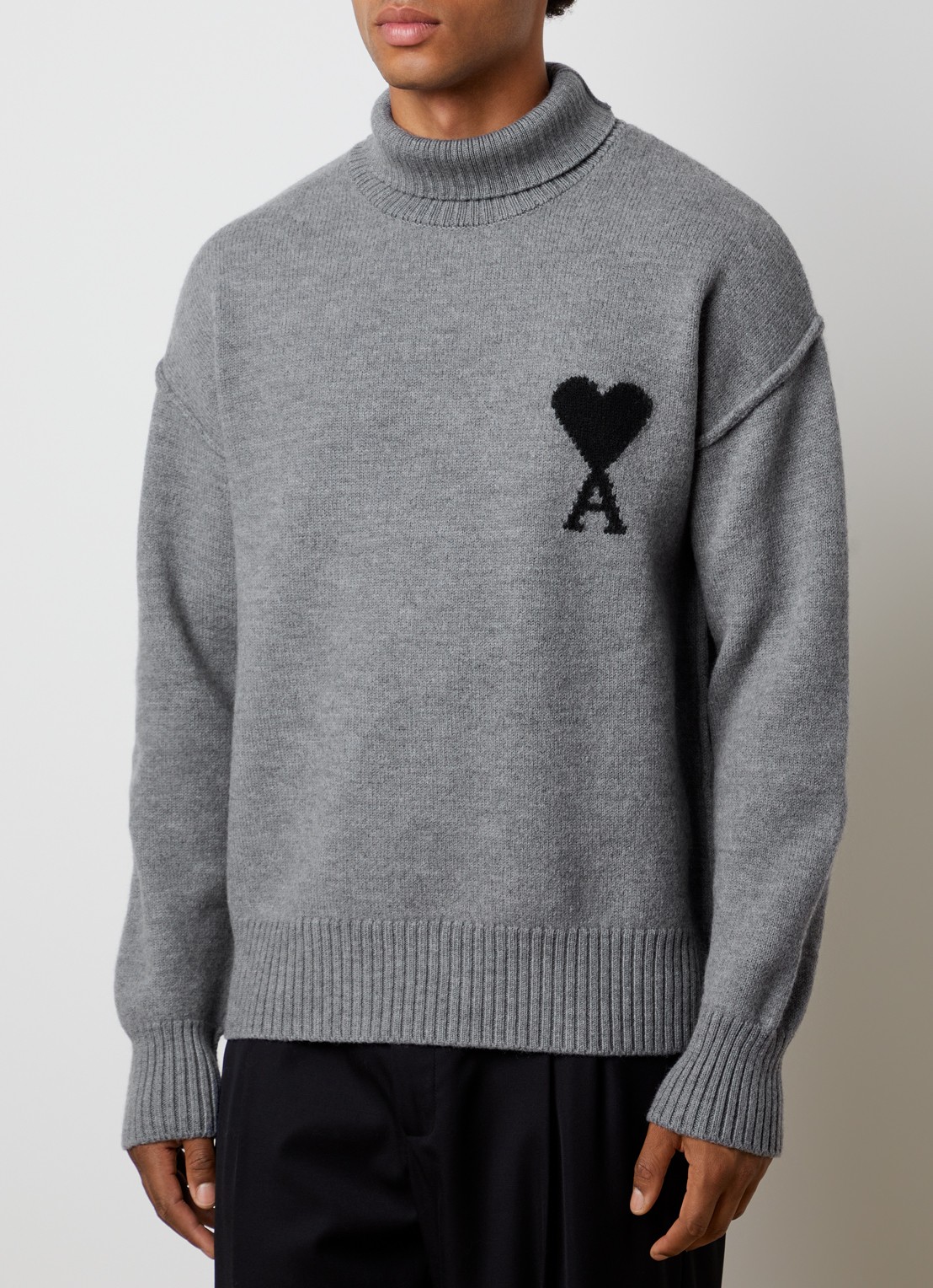 AMI Paris Grofgebreide trui van scheerwol met ingebreid logo - detail 4 grijs