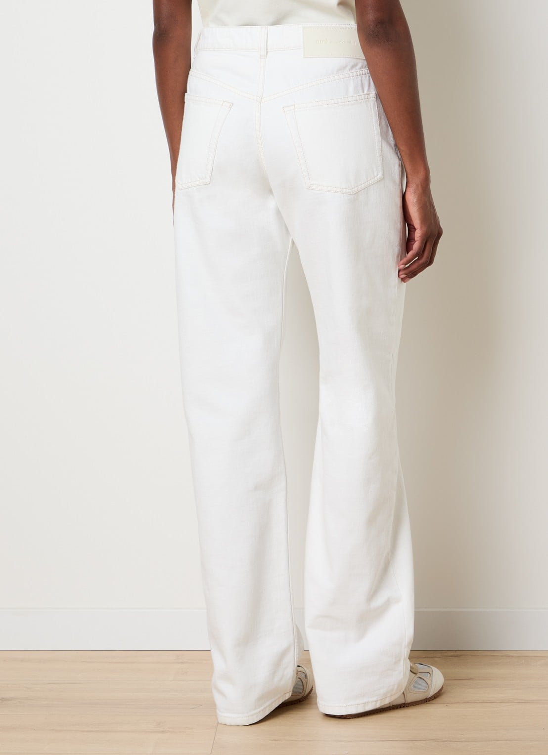 AMI Paris High waist flared jeans met gekleurde wassing - achterkant 6 gebroken wit