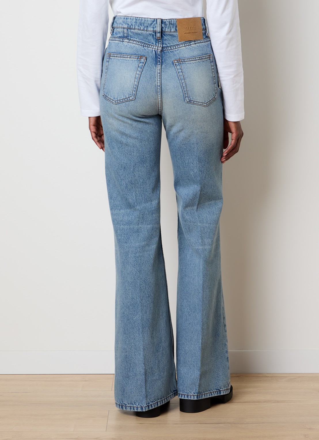 AMI Paris High waist flared jeans met lichte wassing - achterkant 6 indigo