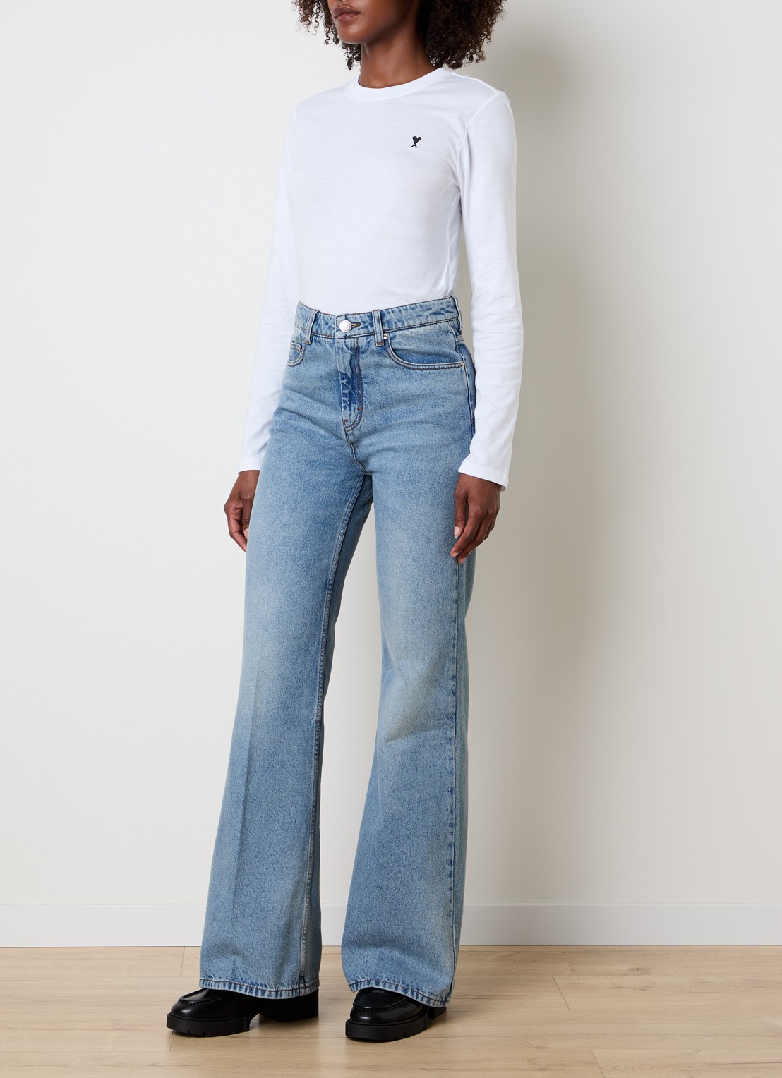 AMI Paris High waist flared jeans met lichte wassing - voorkant 5 indigo
