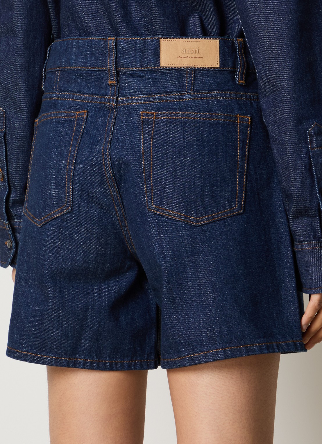 AMI Paris High waist loose fit korte broek van denim - achterkant 3 indigo