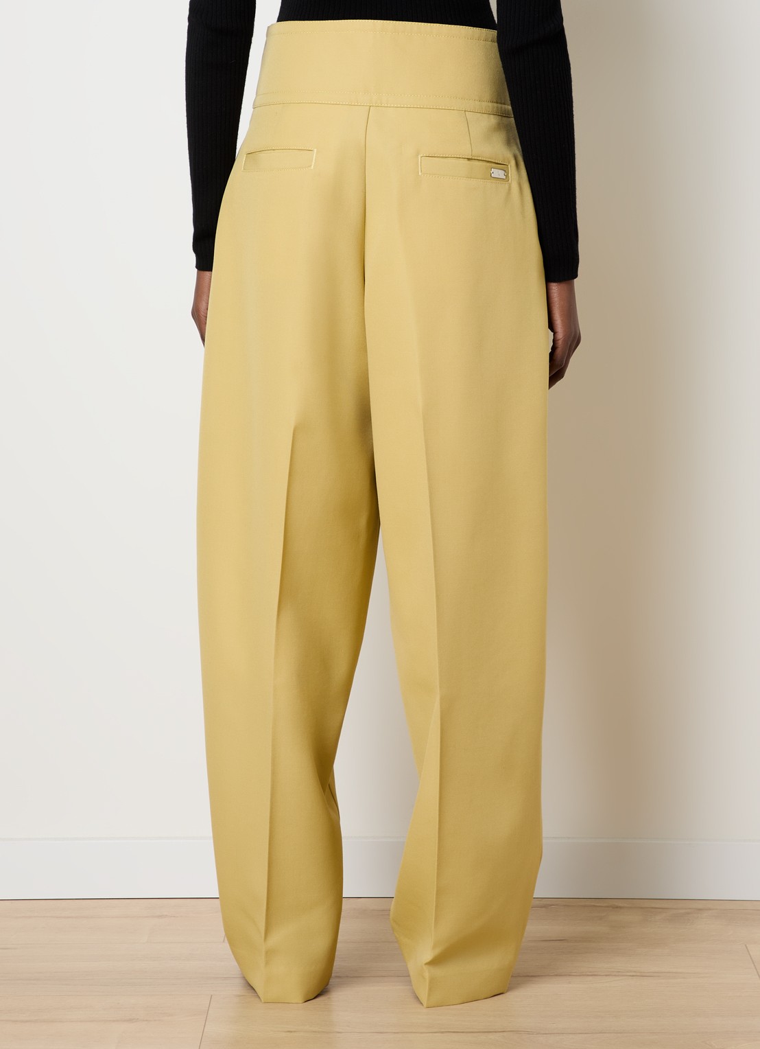 AMI Paris High waist loose fit pantalon van wol met steekzakken - achterkant 5 mosterd
