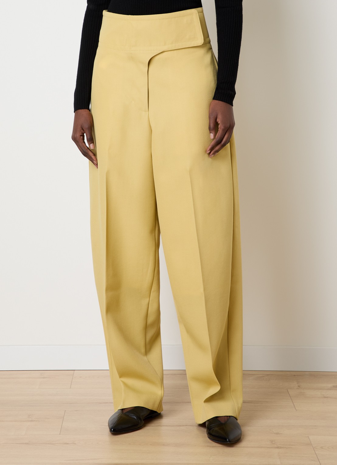 AMI Paris High waist loose fit pantalon van wol met steekzakken - detail 3 mosterd