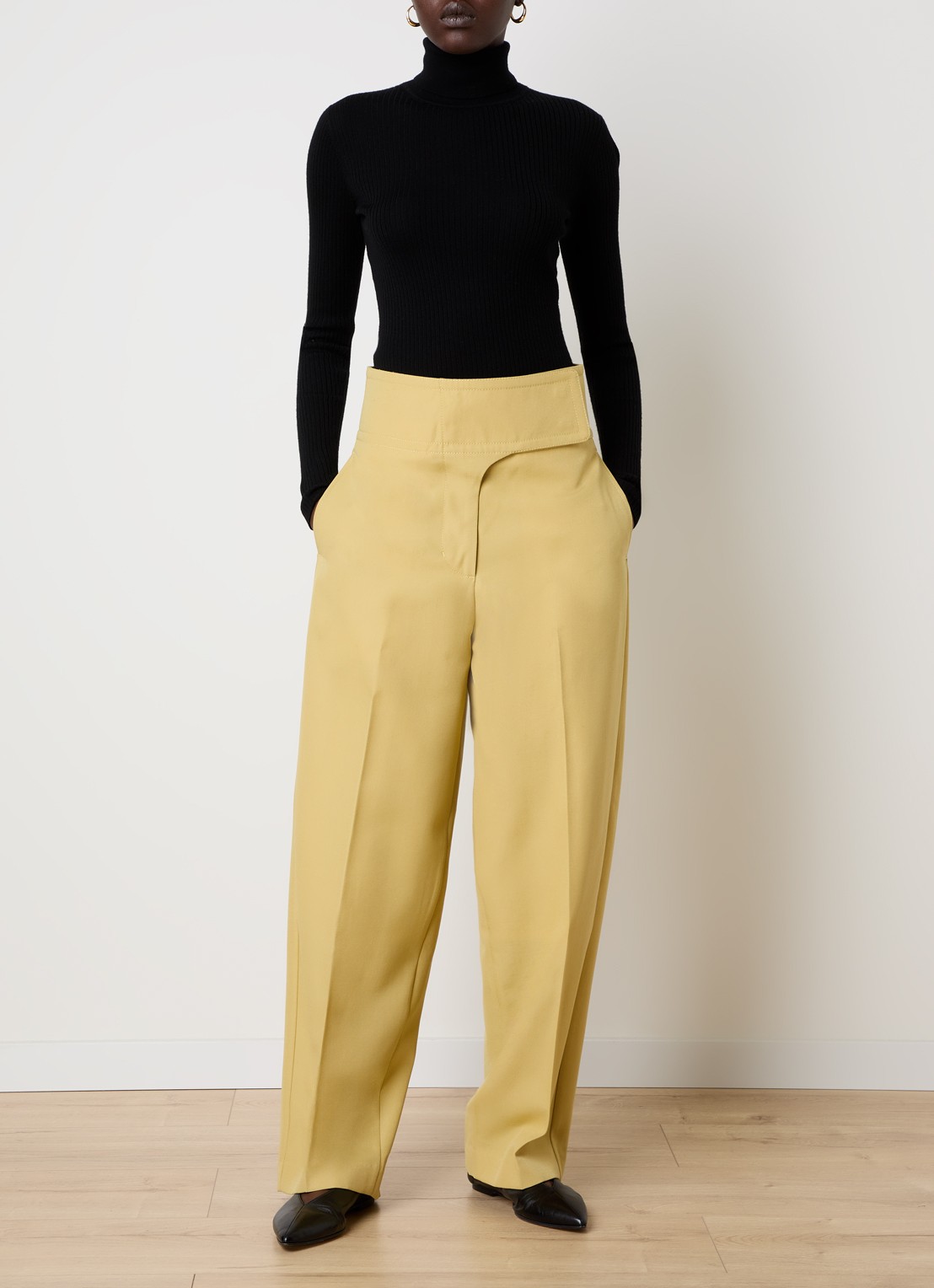 AMI Paris High waist loose fit pantalon van wol met steekzakken - voorkant 2 mosterd