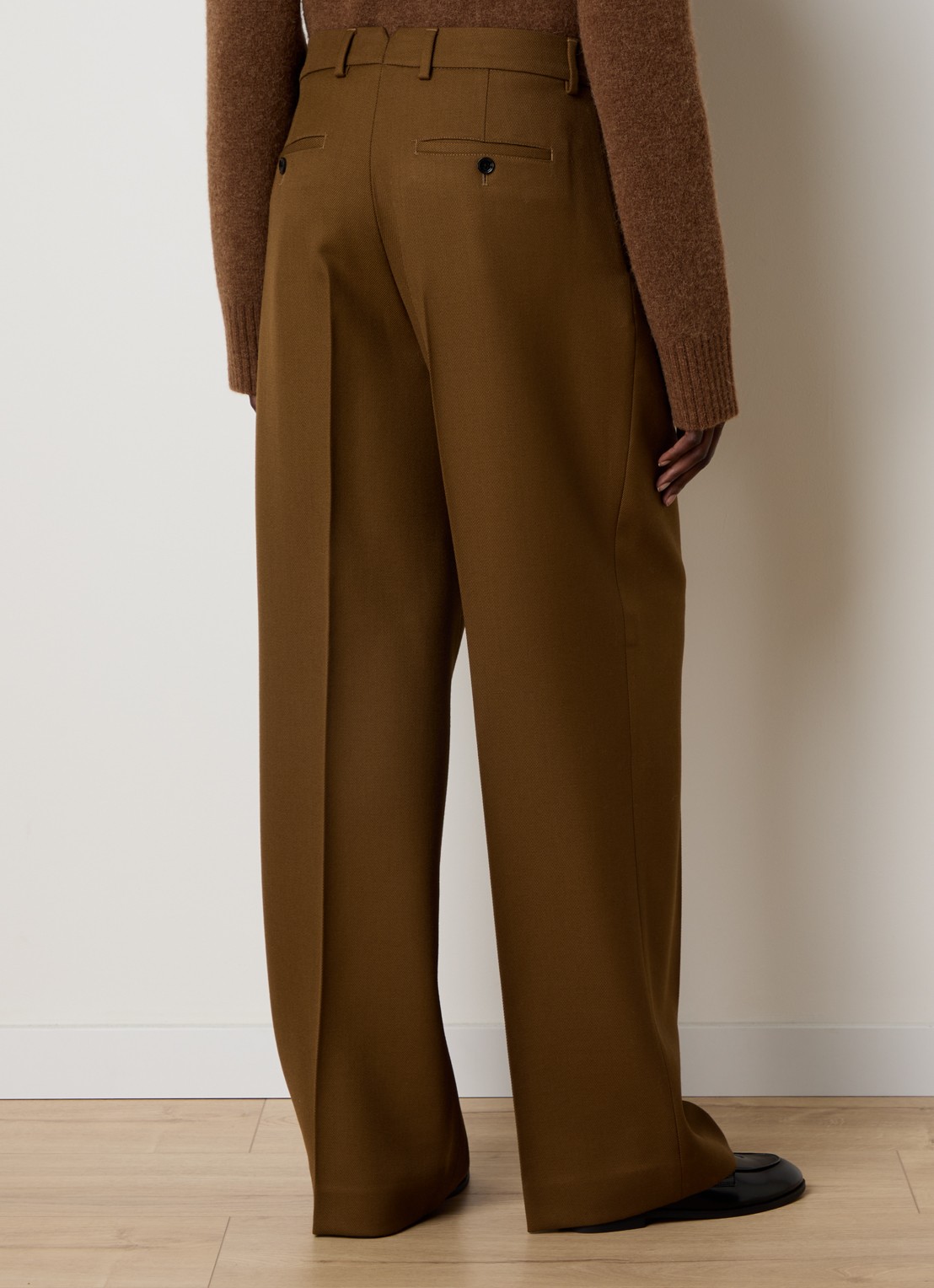 AMI Paris High waist wide fit pantalon met steekzakken - achterkant bruin