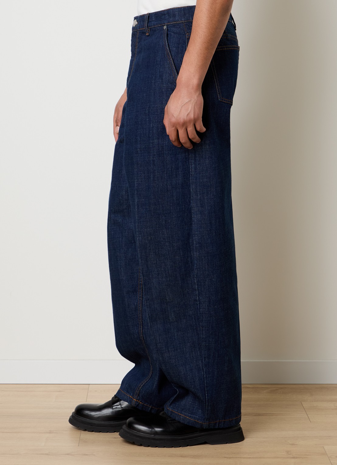 AMI Paris Loose fit jeans met donkere wassing  - detail 2 indigo