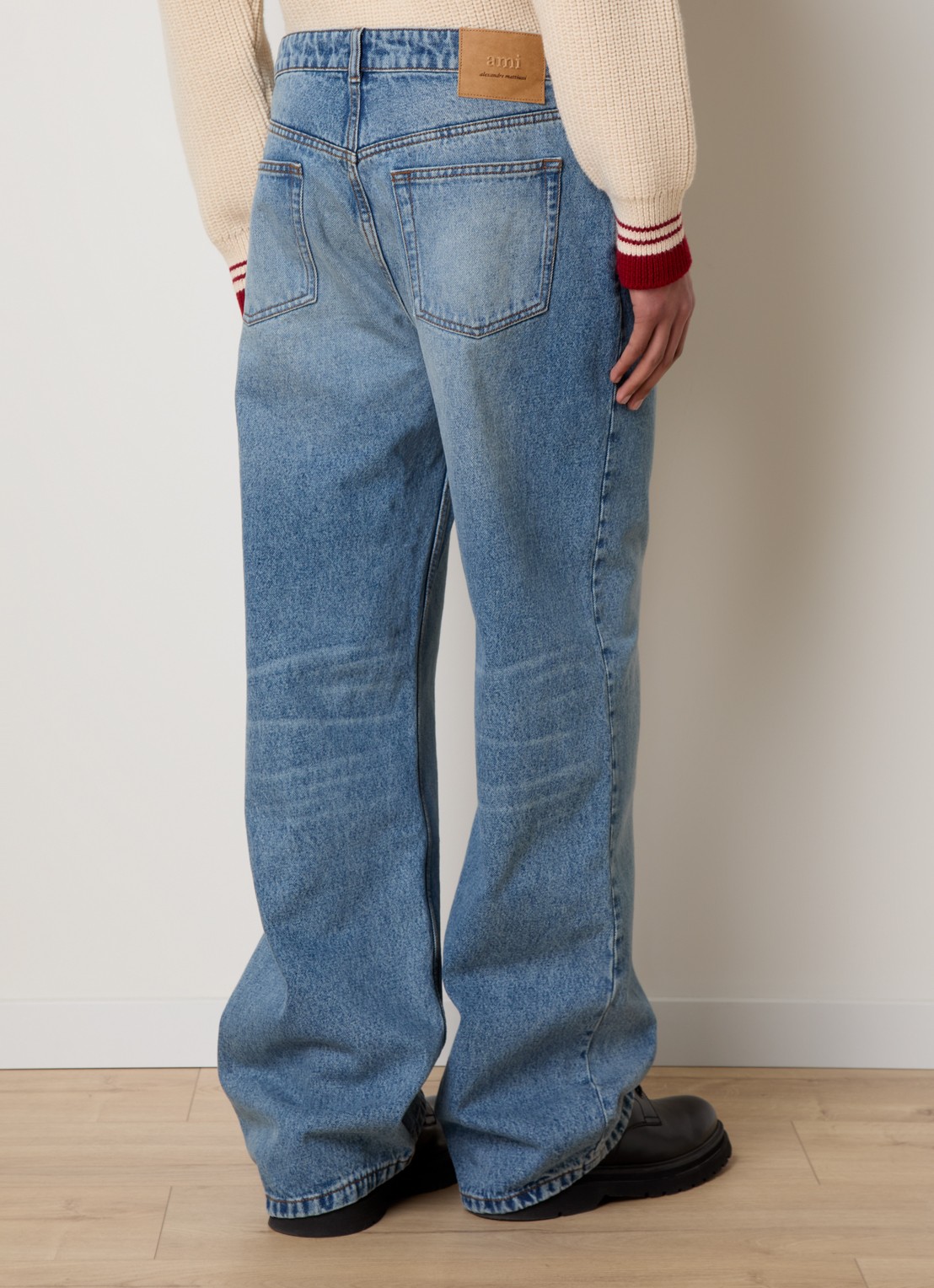 AMI Paris Loose fit jeans met medium wassing - achterkant 4 indigo