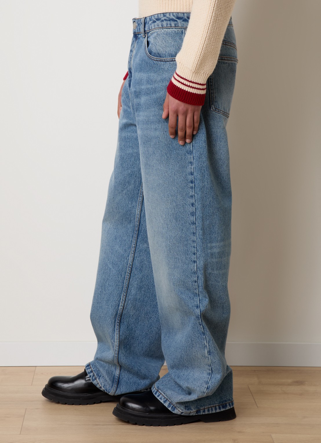 AMI Paris Loose fit jeans met medium wassing - detail 2 indigo