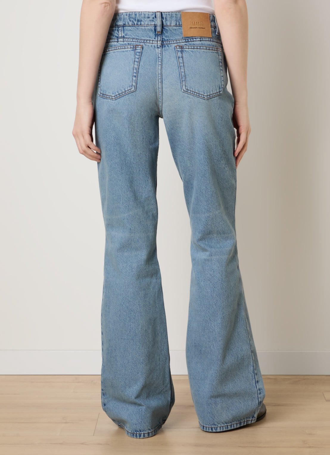 AMI Paris Mid waist bootcut jeans met ritszakken - achterkant 6 indigo