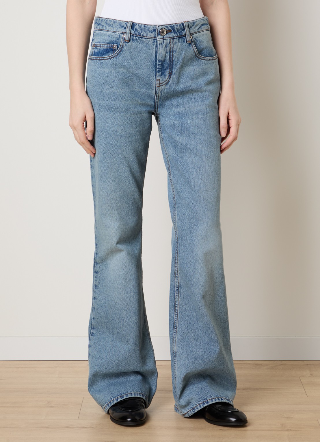 AMI Paris Mid waist bootcut jeans met ritszakken - detail indigo