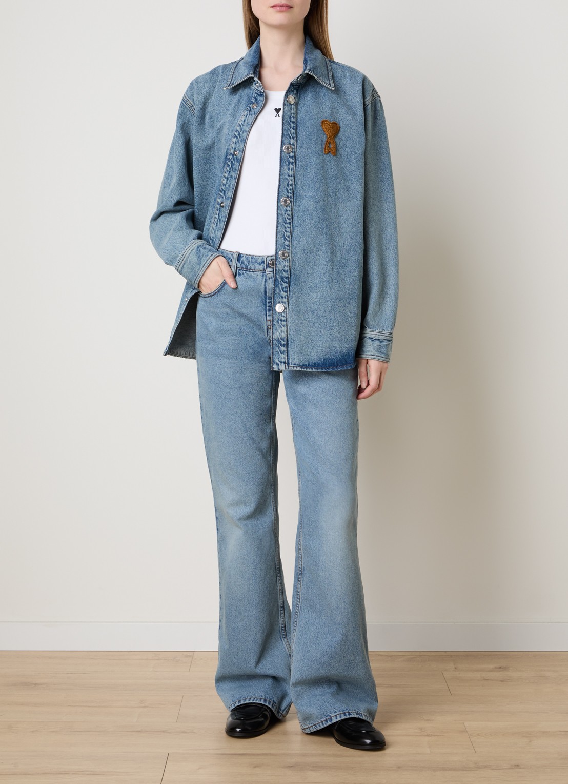 AMI Paris Mid waist bootcut jeans met ritszakken - voorkant 5 indigo