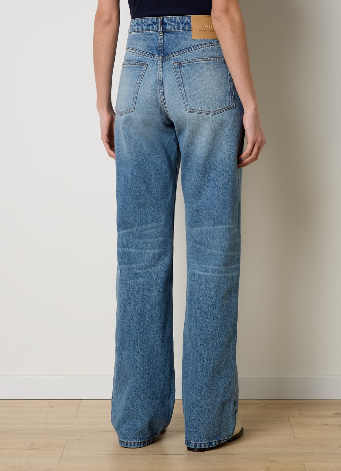Ami Paris Mid waist loose fit jeans met steekzakken - achterkant indigo