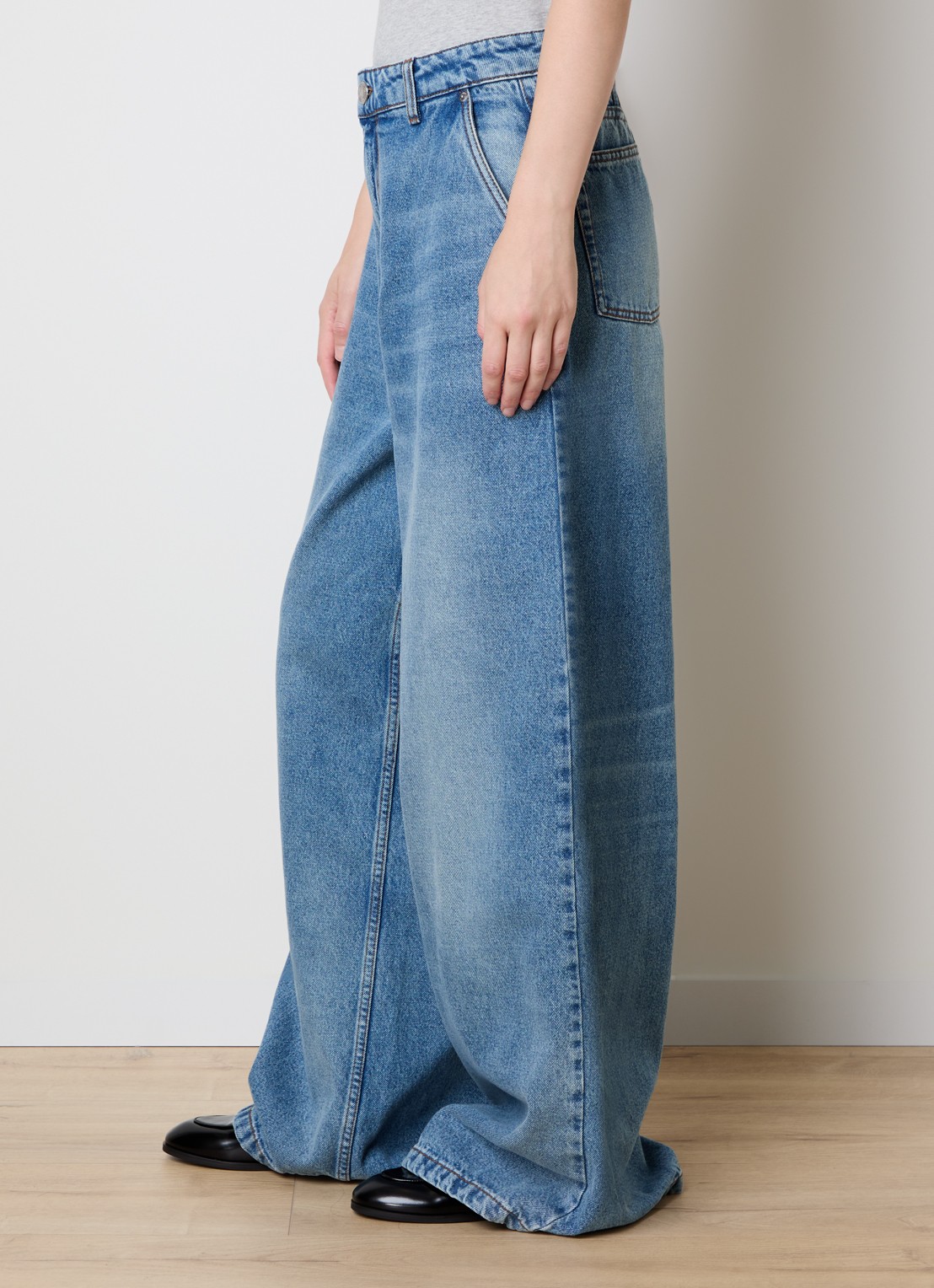 AMI Paris Mid waist wide leg jeans met medium wassing - detail 2 indigo